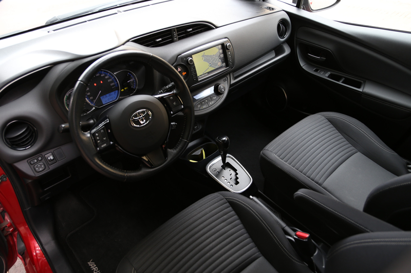 Toyota Yaris 1.5 Hybrid Dynamic Bi-Tone Navi Camera — photo 6