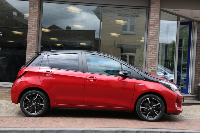 Toyota Yaris 1.5 Hybrid Dynamic Bi-Tone Navi Camera — photo 2