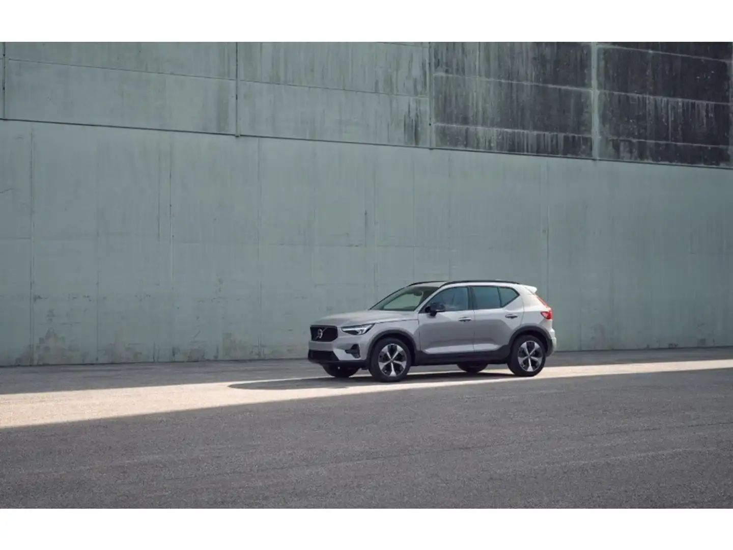 Volvo XC40 Plus B3 Mild hybrid Benzine Dark Grigio - 1