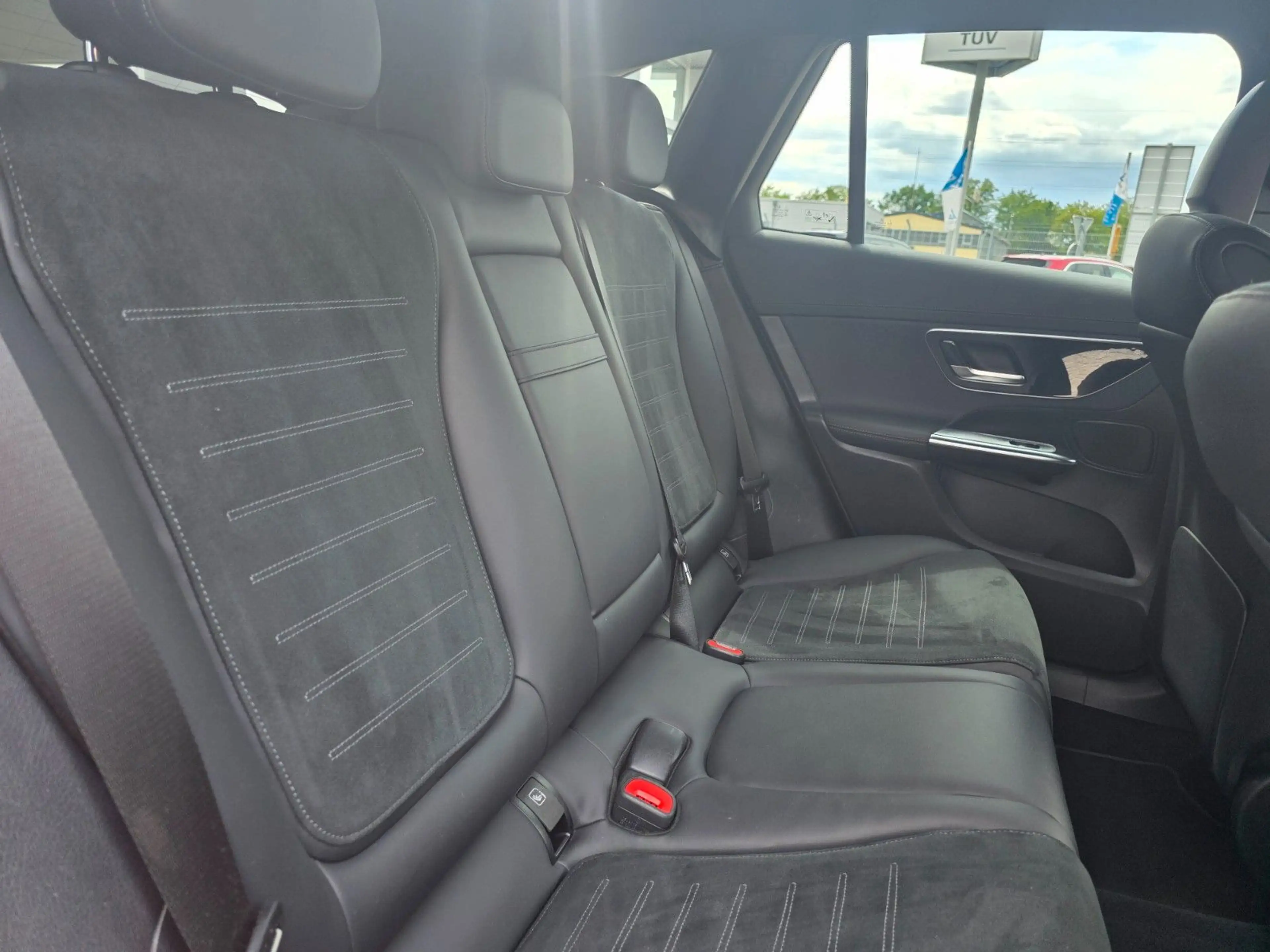 Mercedes-Benz GLC 300 4Matic AMG Line — photo 10