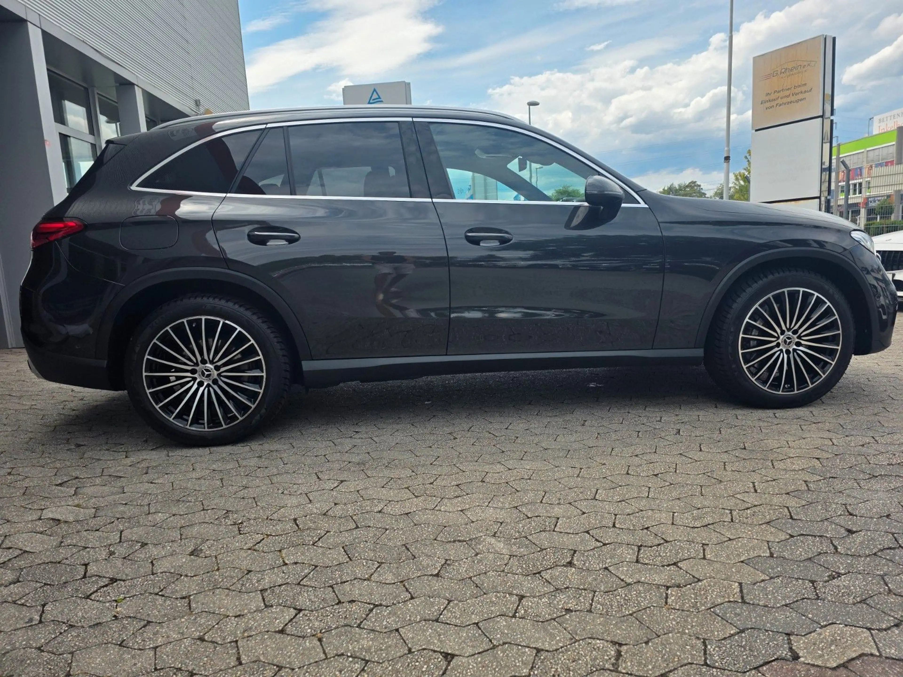 Mercedes-Benz GLC 300 4Matic AMG Line — photo 7