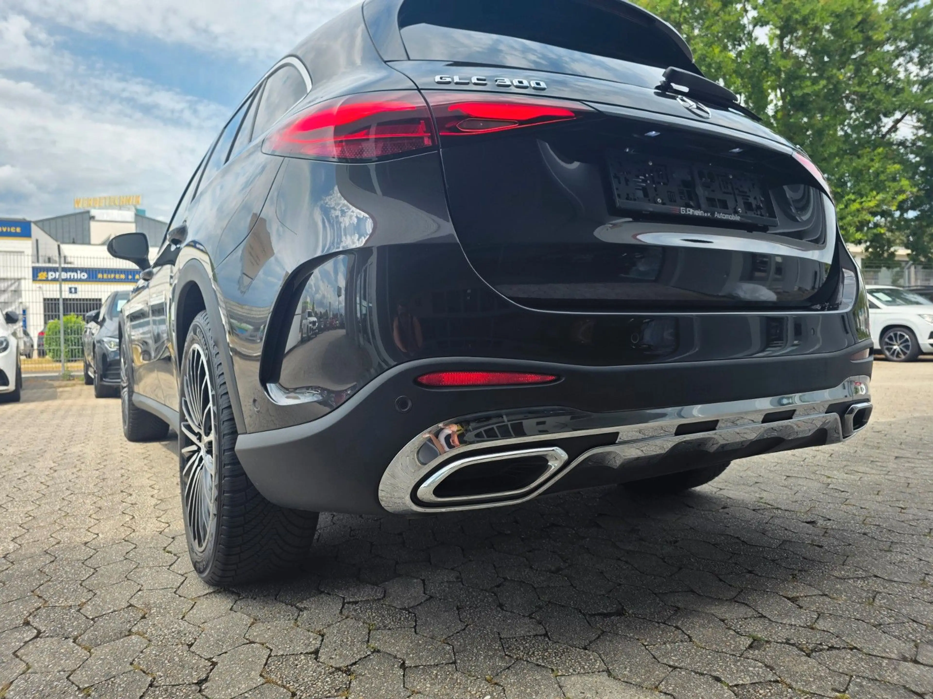 Mercedes-Benz GLC 300 4Matic AMG Line — photo 14