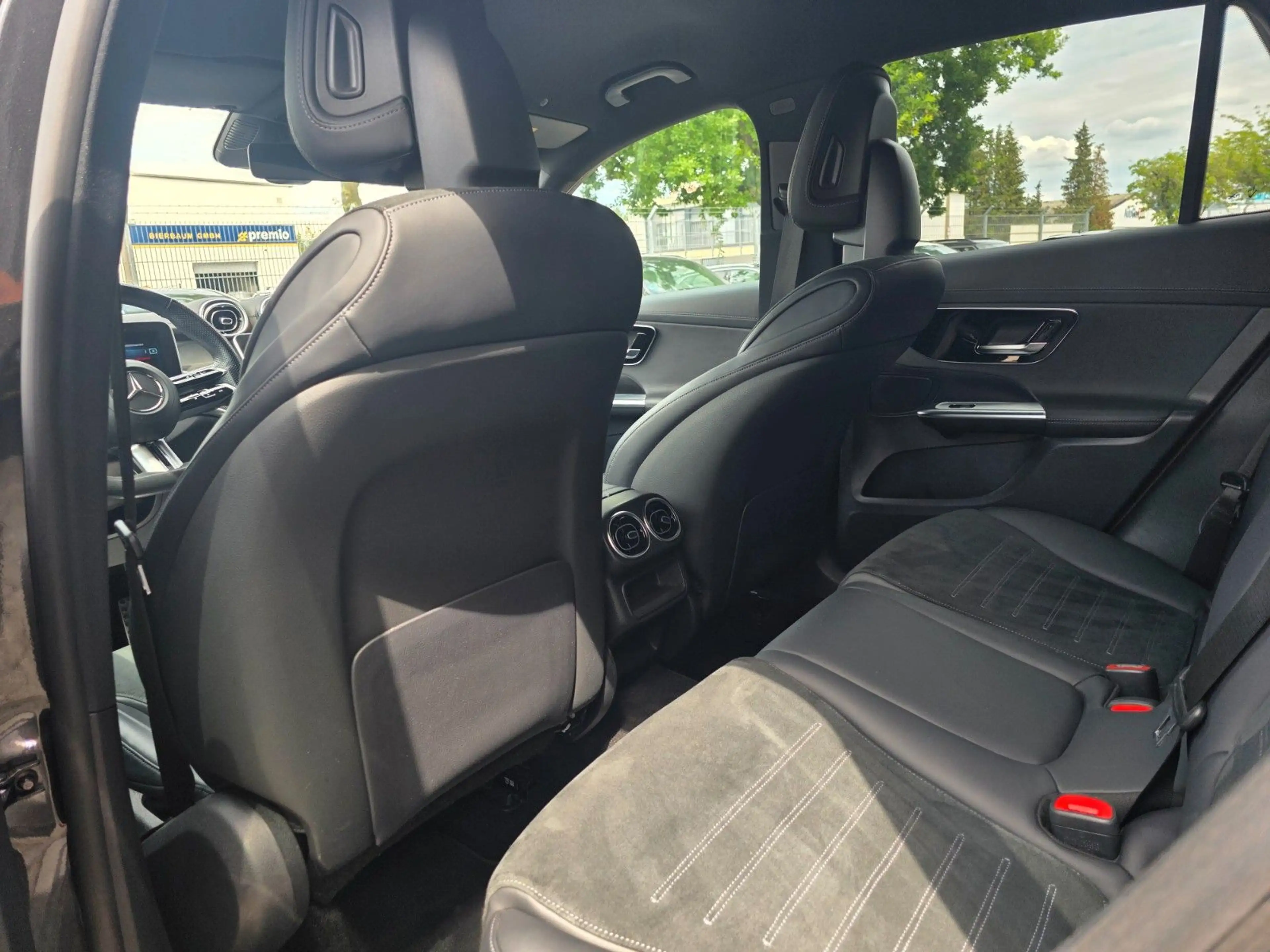 Mercedes-Benz GLC 300 4Matic AMG Line — photo 12