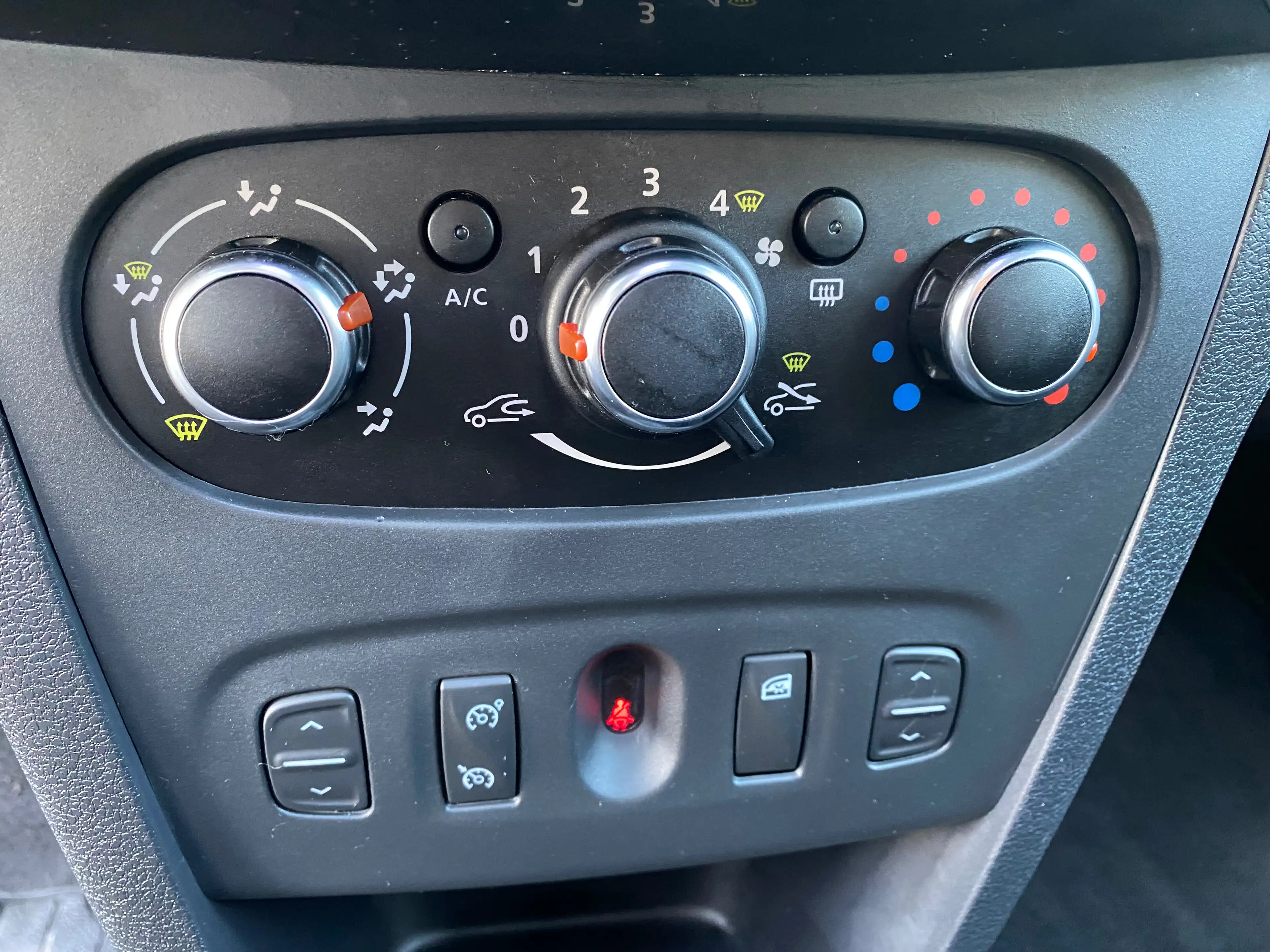 Dacia Logan 0.9 TCe /FAIBLE KM /NAVI /CLIM / EURO6b/GARANTIE!! — photo 13