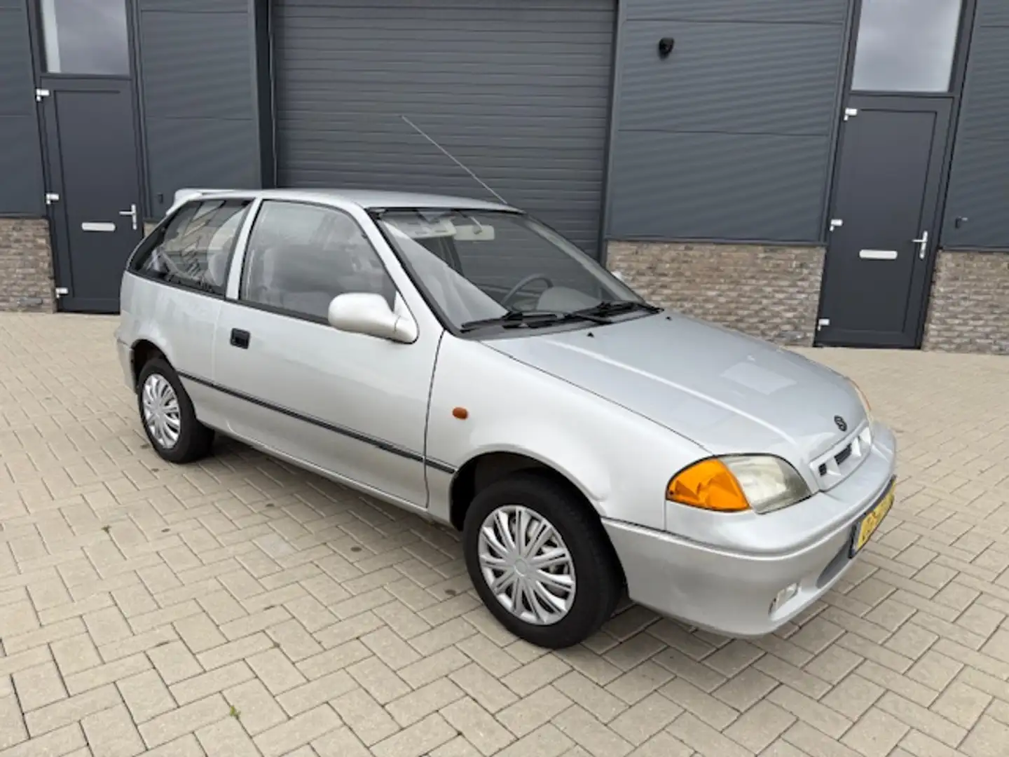 Suzuki Swift 1.0 Sensation Stuurbekrachtiging Grau - 1