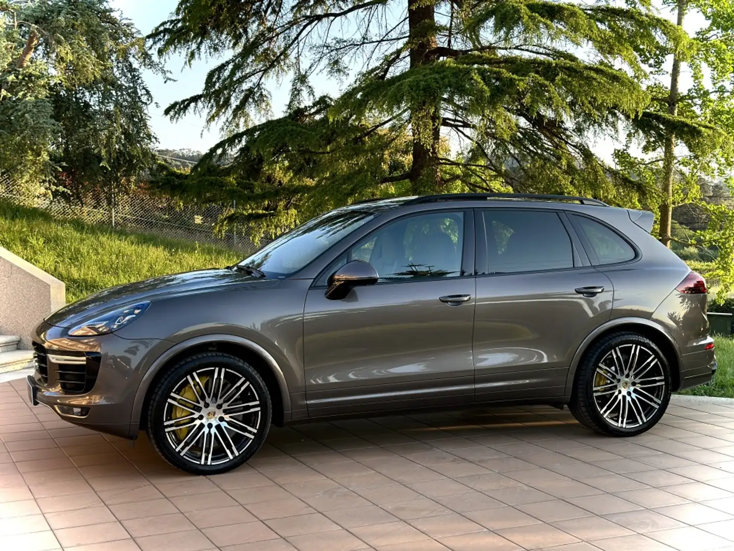 Porsche Cayenne Turbo S Aut. Gris - 2