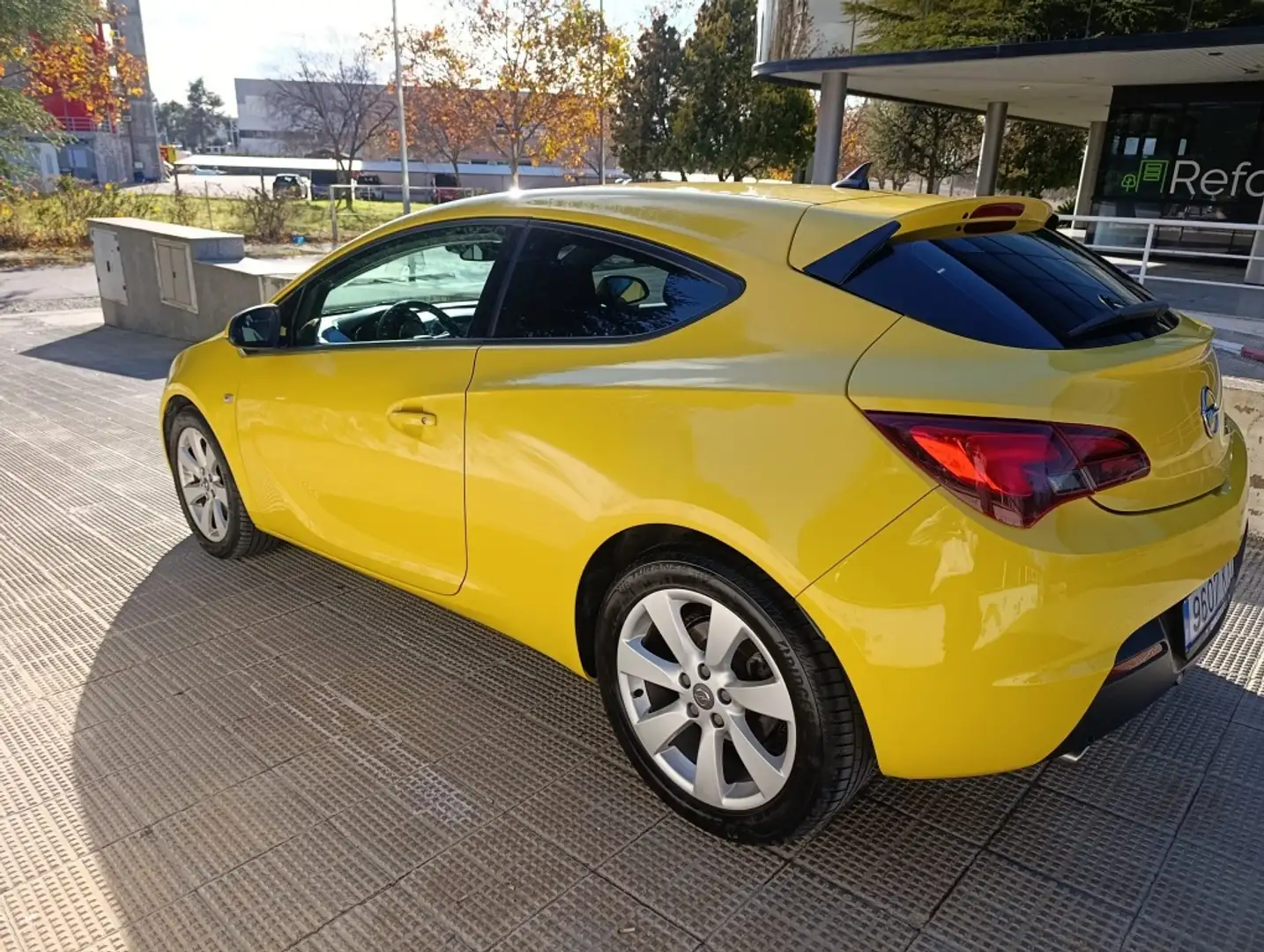 Opel Astra GTC 1.6 111 Years MTA 115 Jaune - 1