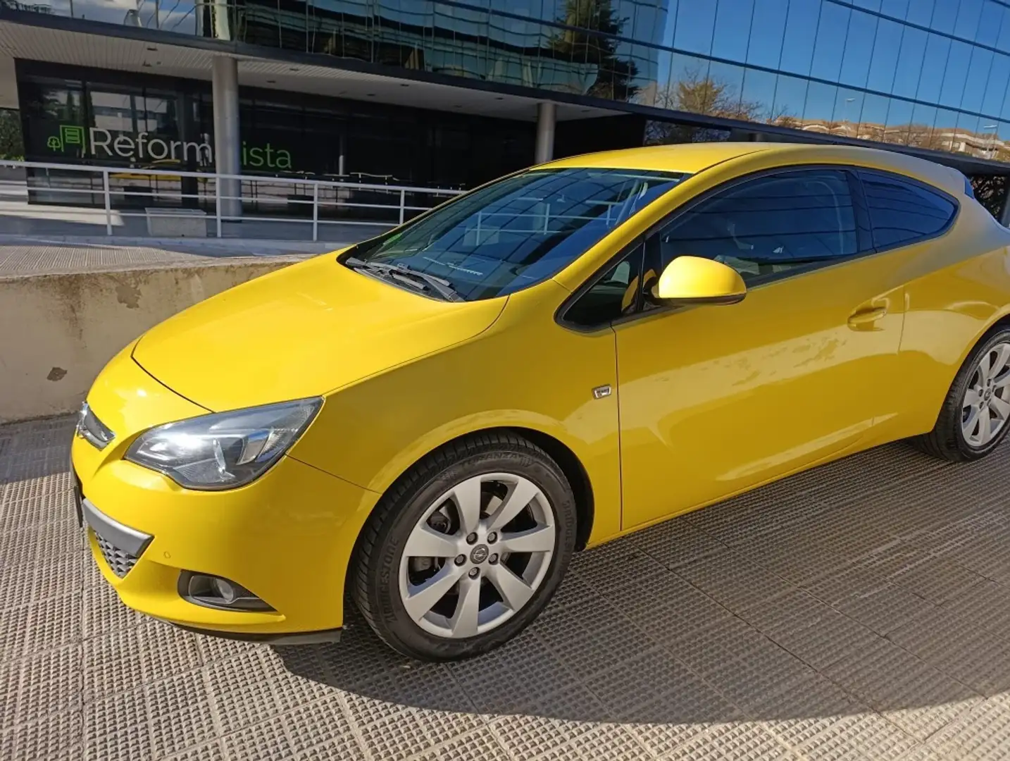 Opel Astra GTC 1.6 111 Years MTA 115 Jaune - 2