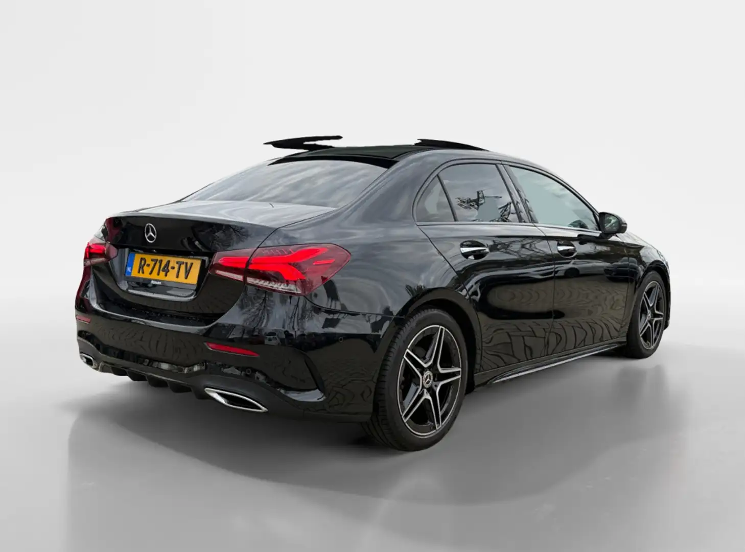 Mercedes-Benz A 180 AMG Line I Panoramadak I Leder I Widescreen Zwart - 2
