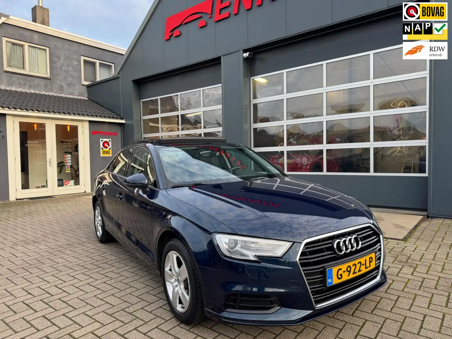 Audi A3 Limousine 30 TFSI Pro Line / Pano / Leder / Cruise Blauw - 1