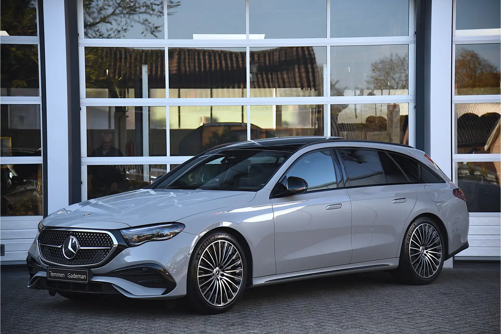 Mercedes-Benz E 300 Estate e AMG Line Gris - 2