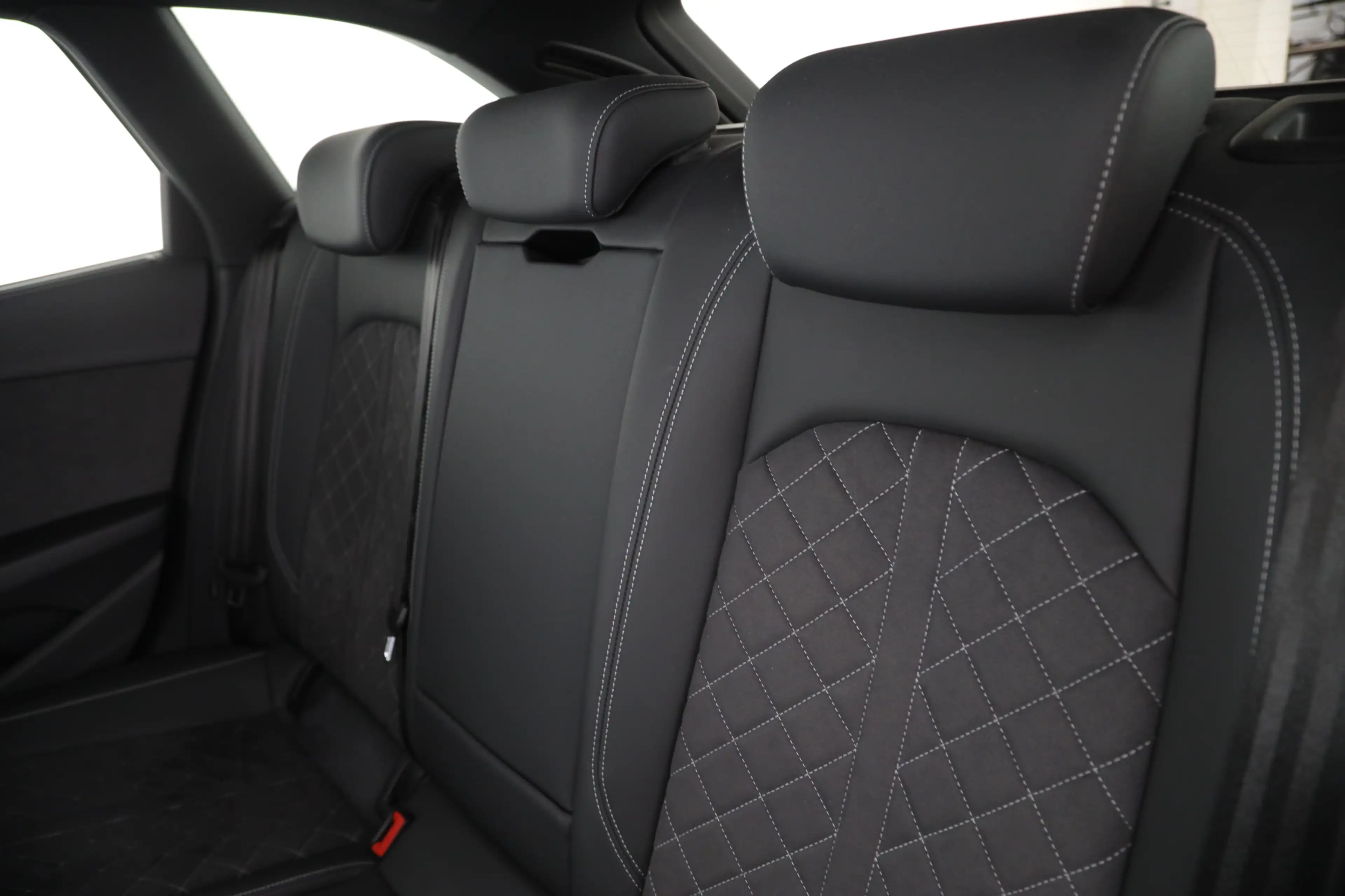 Audi A4 Avant 40 TDI quattro S tronic S line AHK — photo 13
