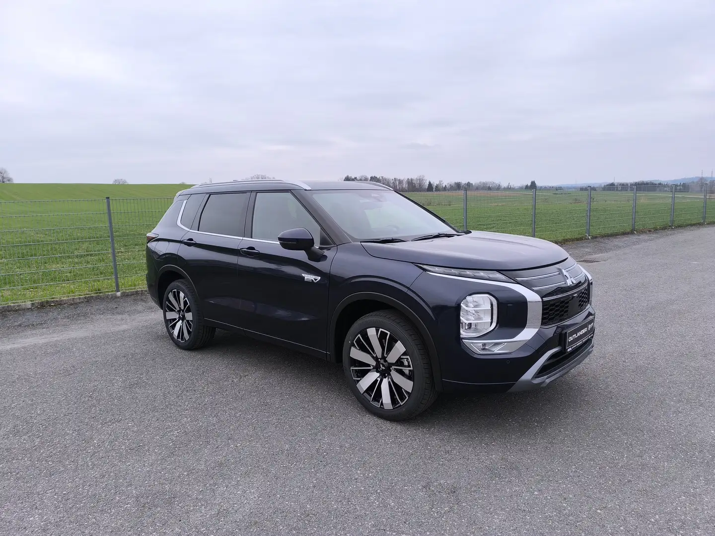 Mitsubishi Outlander PHEV 2,4 Diamond 4WD AT 26 Blau - 2