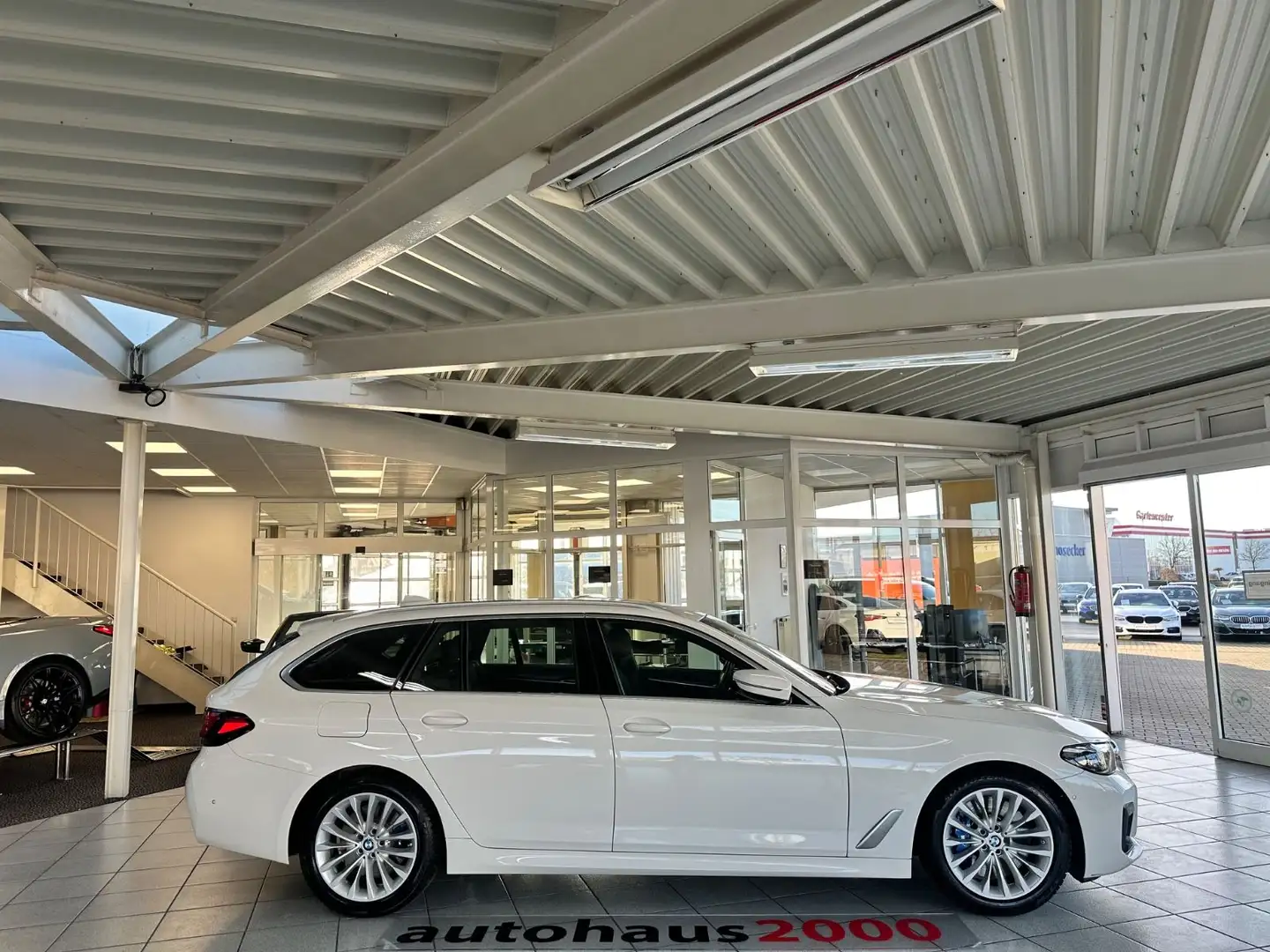 BMW 530 d xDrive M Sportpaket AUT./LED/CAM/AHK/SOFT C White - 2