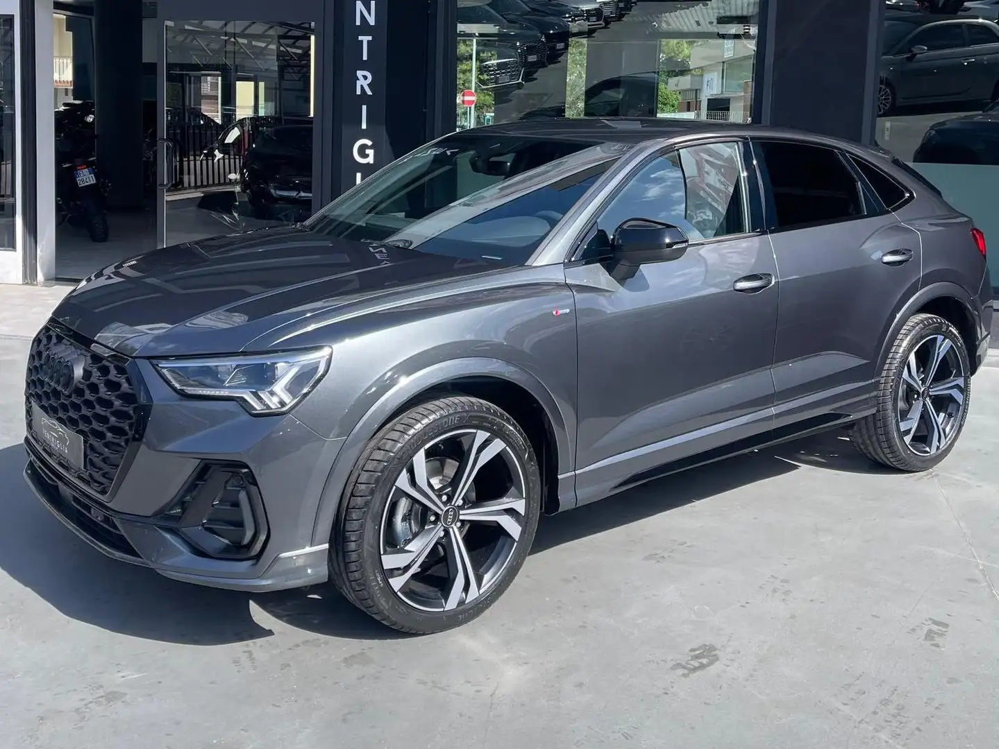 Audi Q3 Sportback 35 2.0 tdi Identity Black s-tronic Gris - 2
