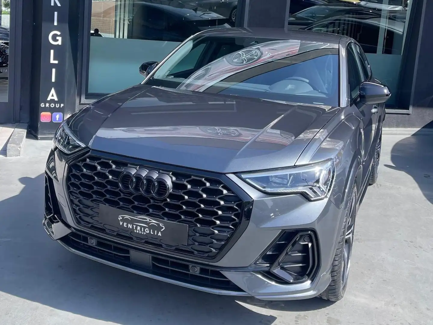 Audi Q3 Sportback 35 2.0 tdi Identity Black s-tronic Gris - 1