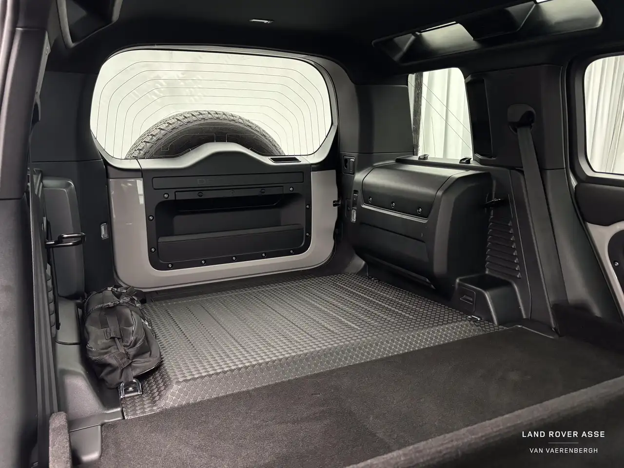 Land Rover Defender 110 P300e X-Dynamic SE / LICHTE VRACHT — foto 5