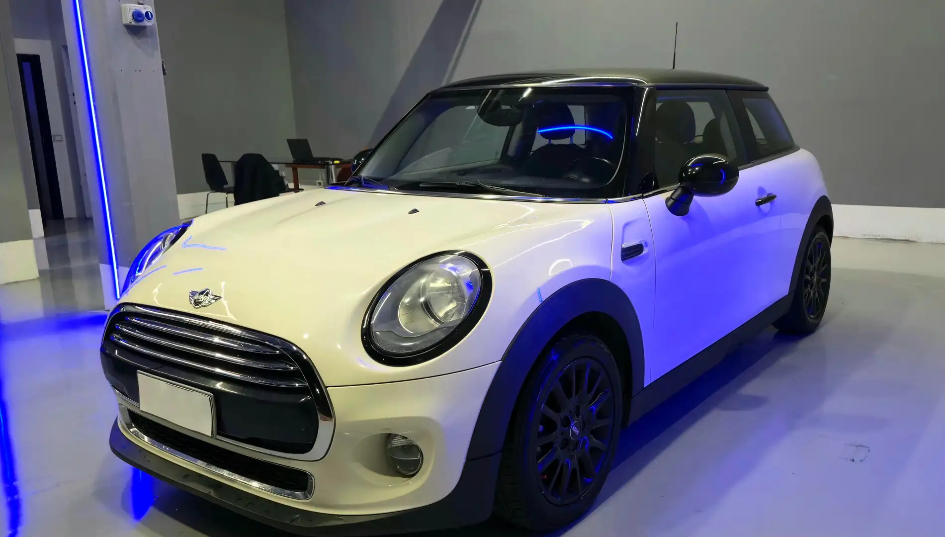 MINI Cooper D Mini IV F55-F56 2014 1.5 Business XL Seven 3p auto Bianco - 1