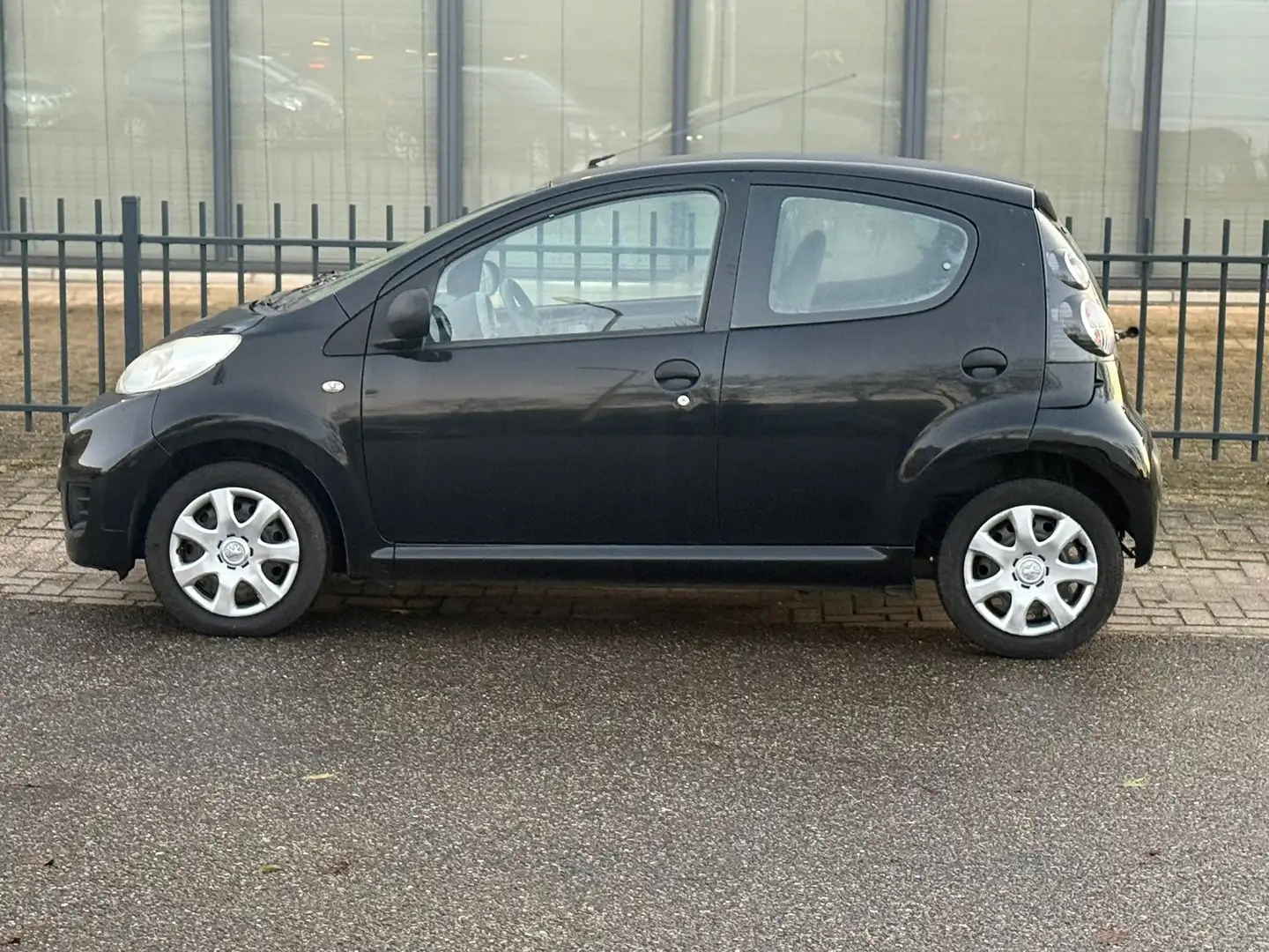 Peugeot 107 1.0 / APK / 2V XR Schwarz - 2