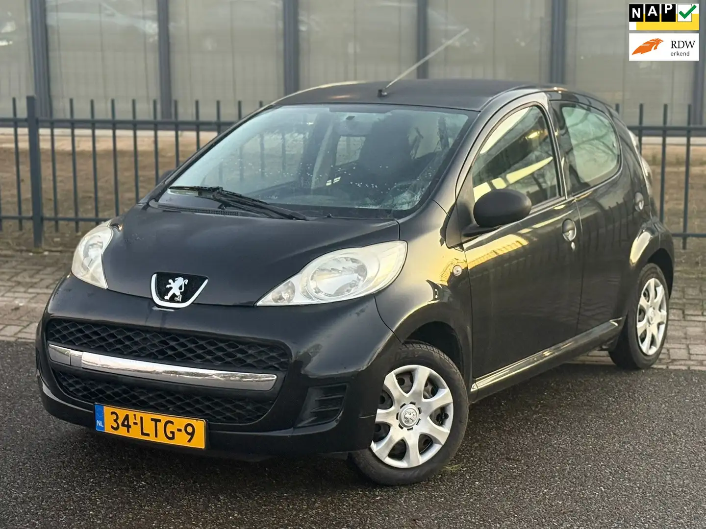 Peugeot 107 1.0 / APK / 2V XR Schwarz - 1