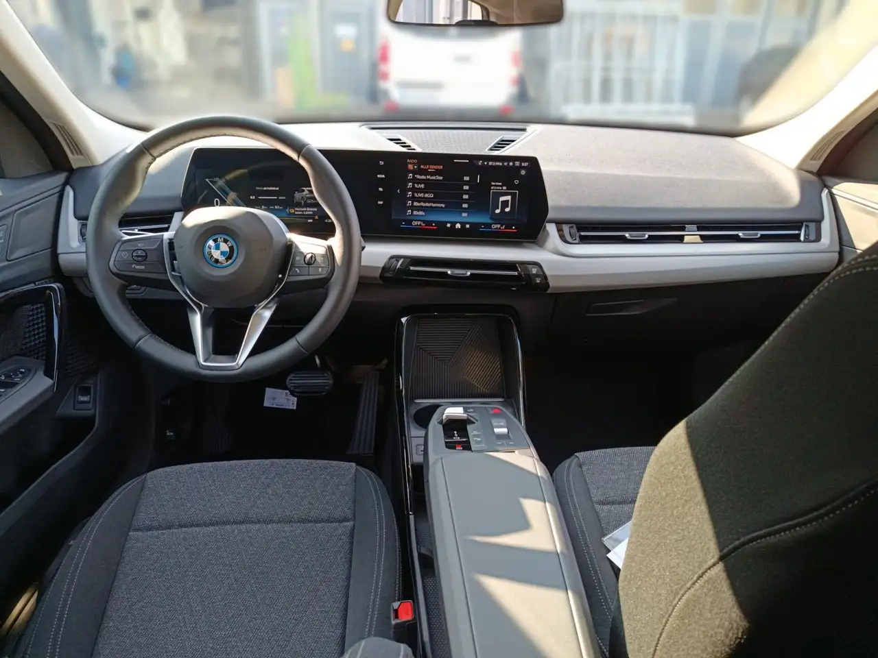 BMW iX2 eDrive20 DRIVING+PARKING-ASS.+SITZHEIZUNG+SONNENSC, миниатюра 19