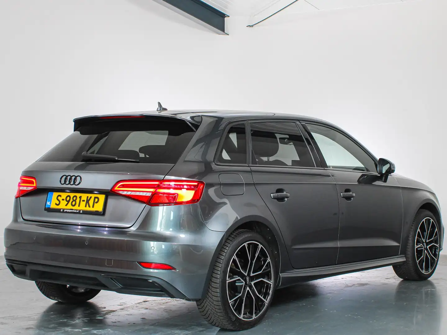 Audi A3 Sportback 1.4 e-tron S-line, ACC, Trekhaak, LED ko Grijs - 2