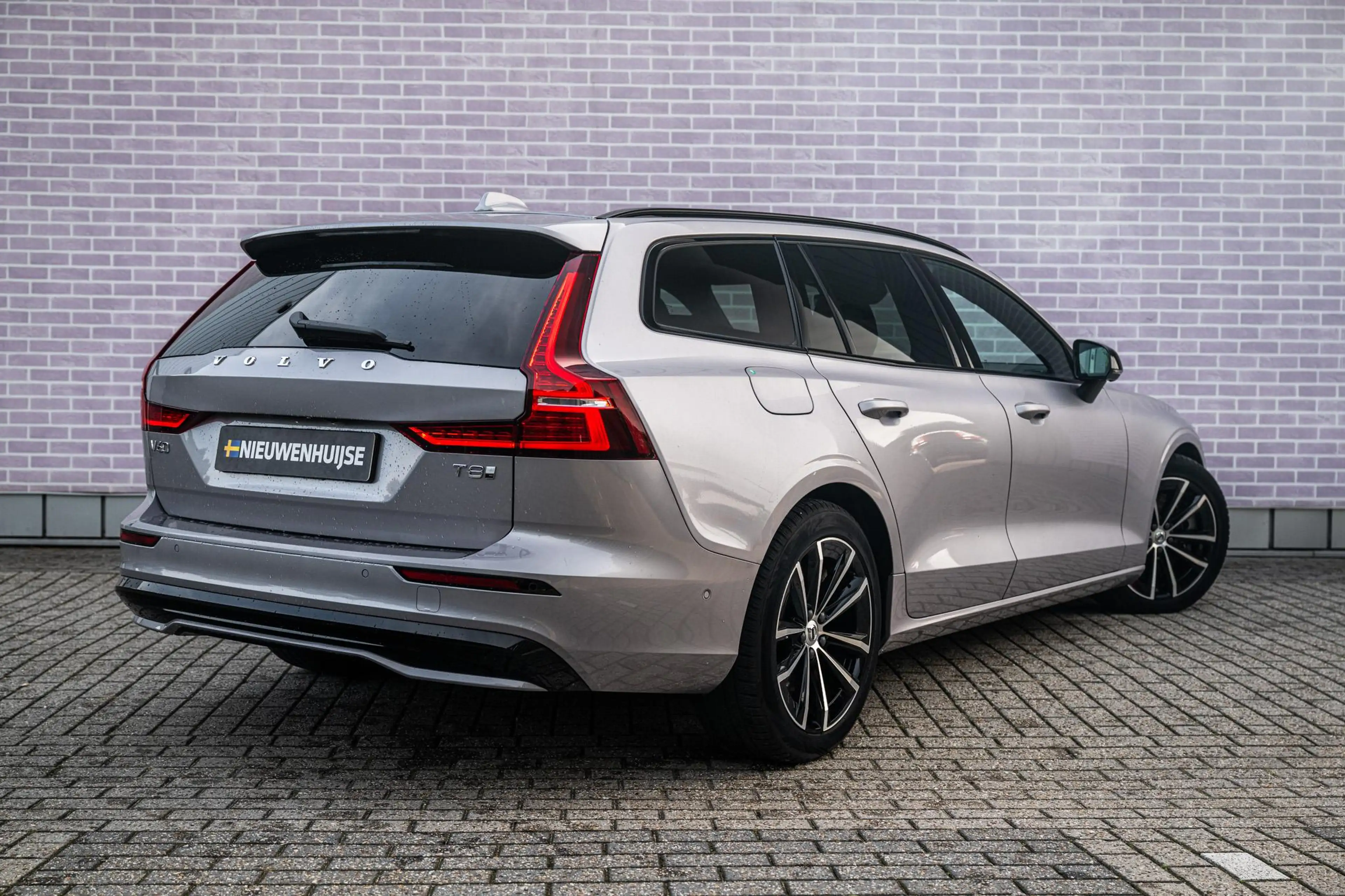 Volvo V60 2.0 T8 Plug-in Hybrid AWD Plus Dark | PHEV Long Ra — photo 2