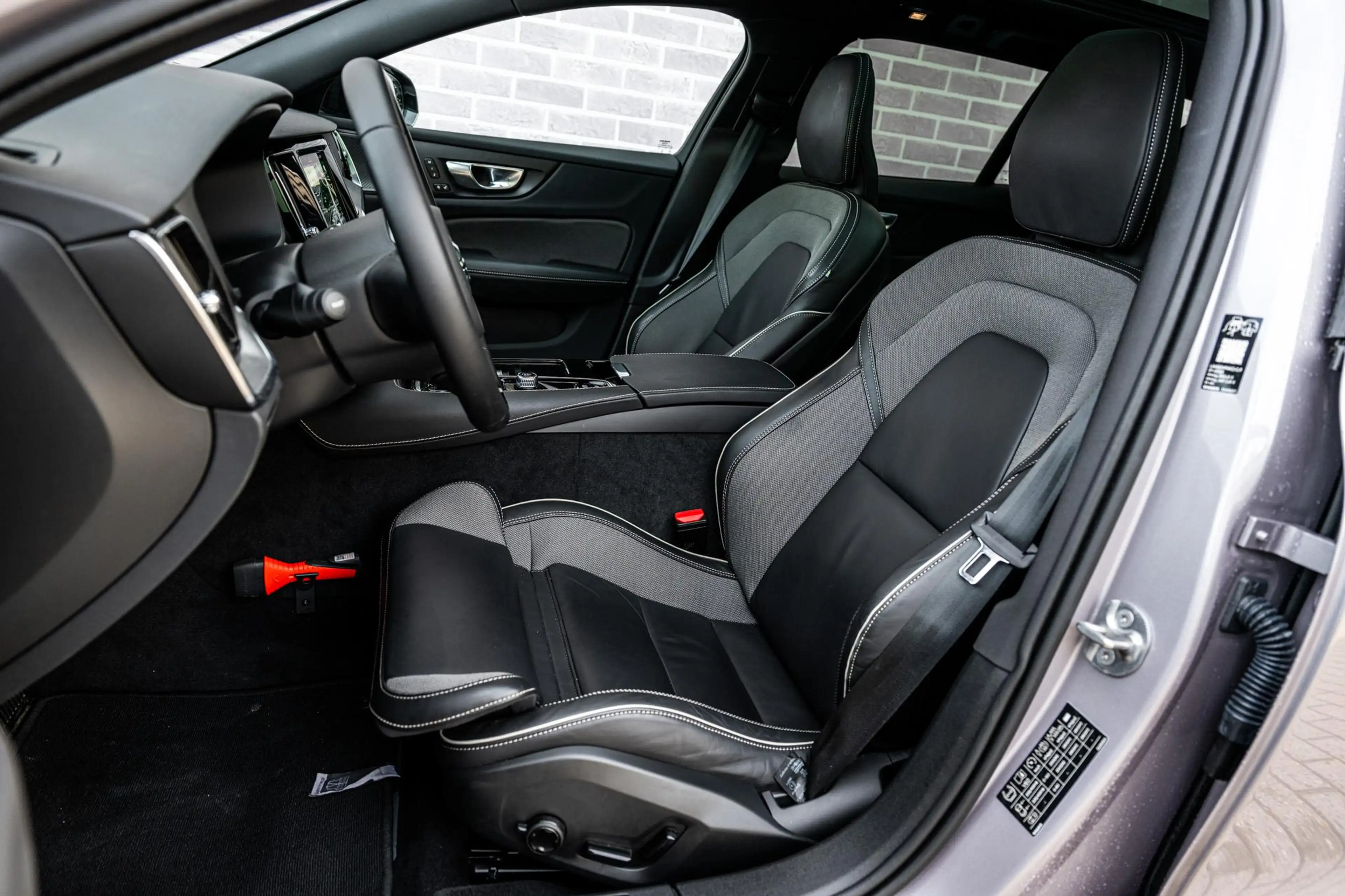 Volvo V60 2.0 T8 Plug-in Hybrid AWD Plus Dark | PHEV Long Ra — photo 7