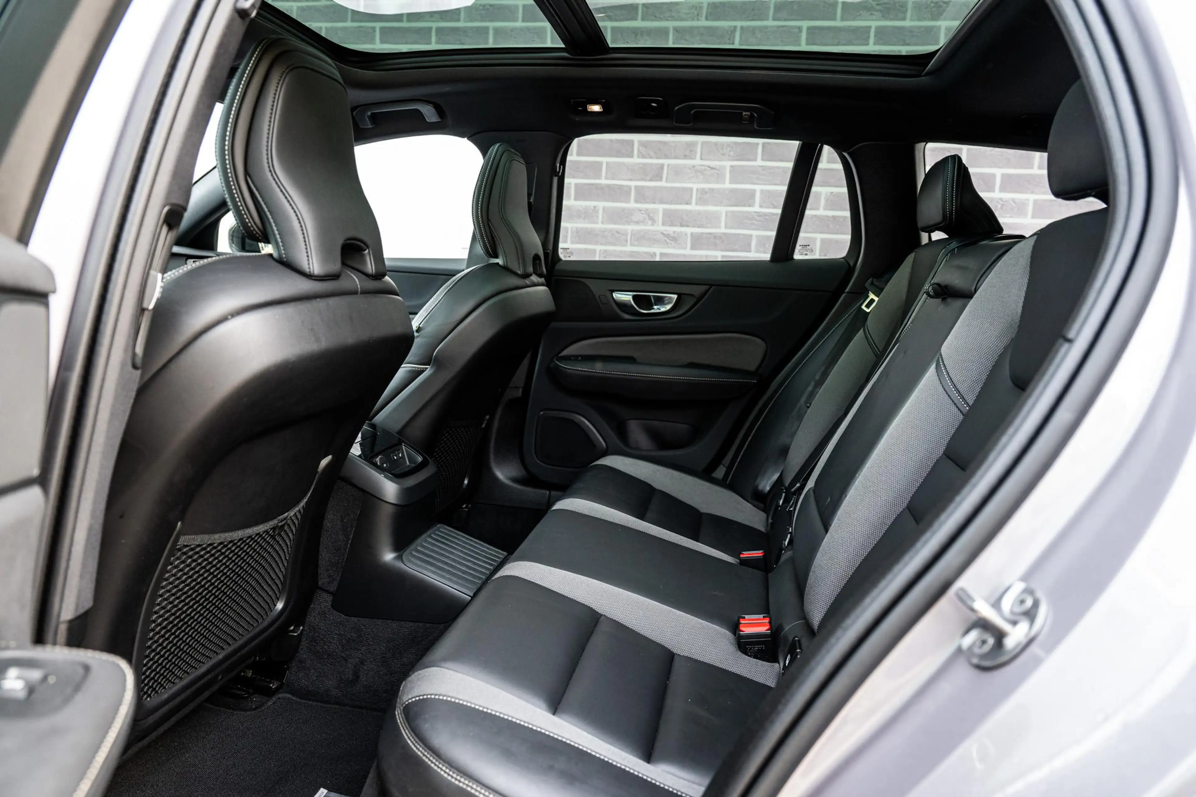 Volvo V60 2.0 T8 Plug-in Hybrid AWD Plus Dark | PHEV Long Ra — photo 9