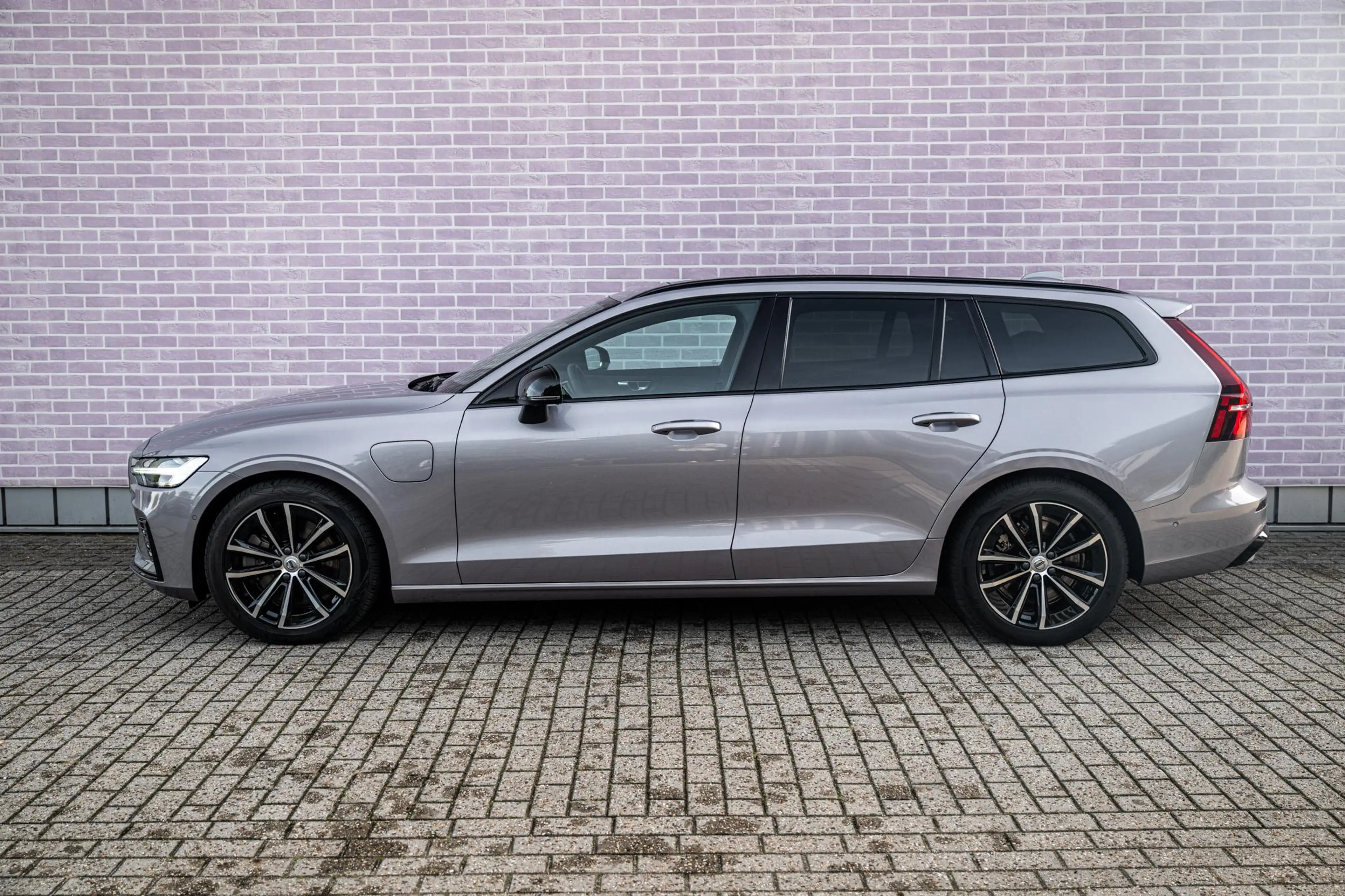 Volvo V60 2.0 T8 Plug-in Hybrid AWD Plus Dark | PHEV Long Ra — photo 5
