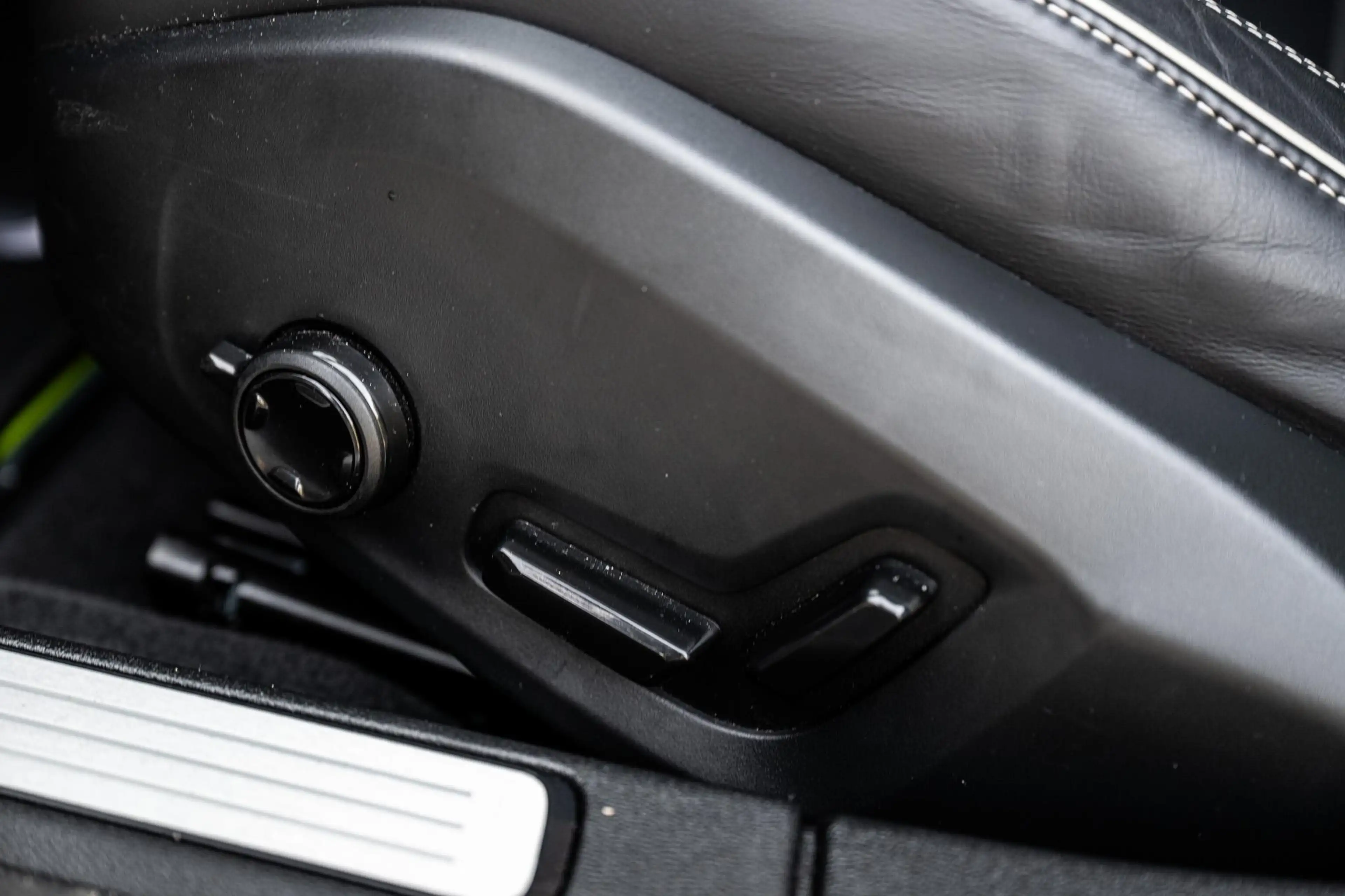 Volvo V60 2.0 T8 Plug-in Hybrid AWD Plus Dark | PHEV Long Ra — photo 8