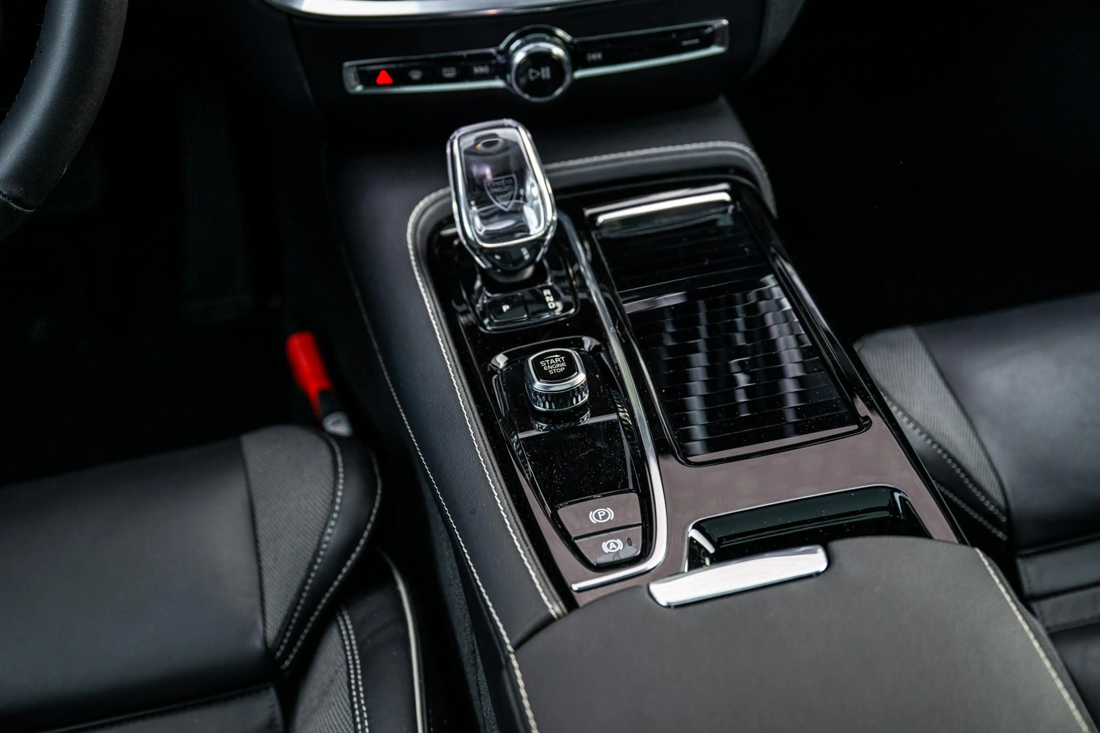 Volvo V60 2.0 T8 Plug-in Hybrid AWD Plus Dark | PHEV Long Ra — photo 14
