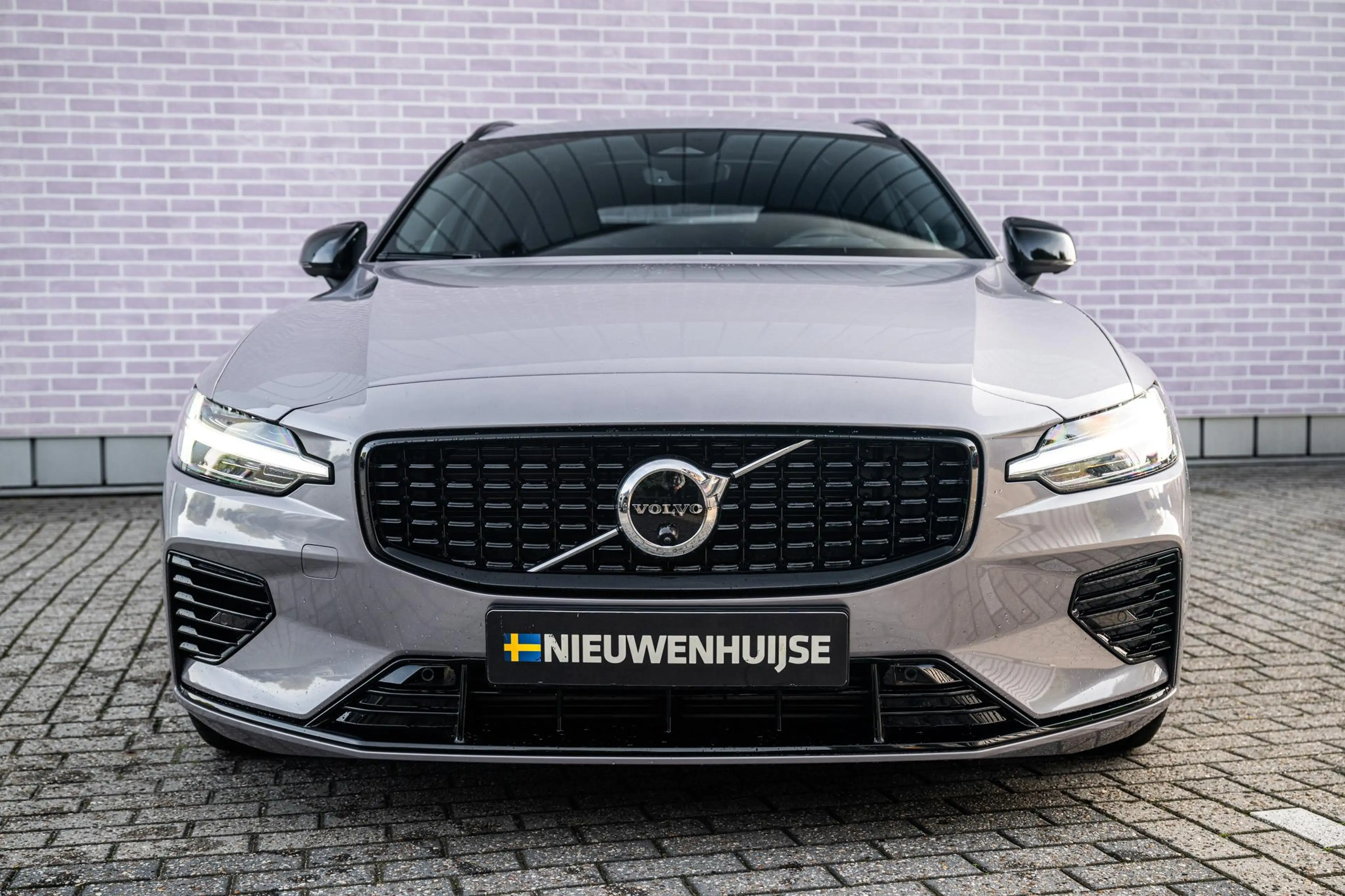 Volvo V60 2.0 T8 Plug-in Hybrid AWD Plus Dark | PHEV Long Ra — photo 10