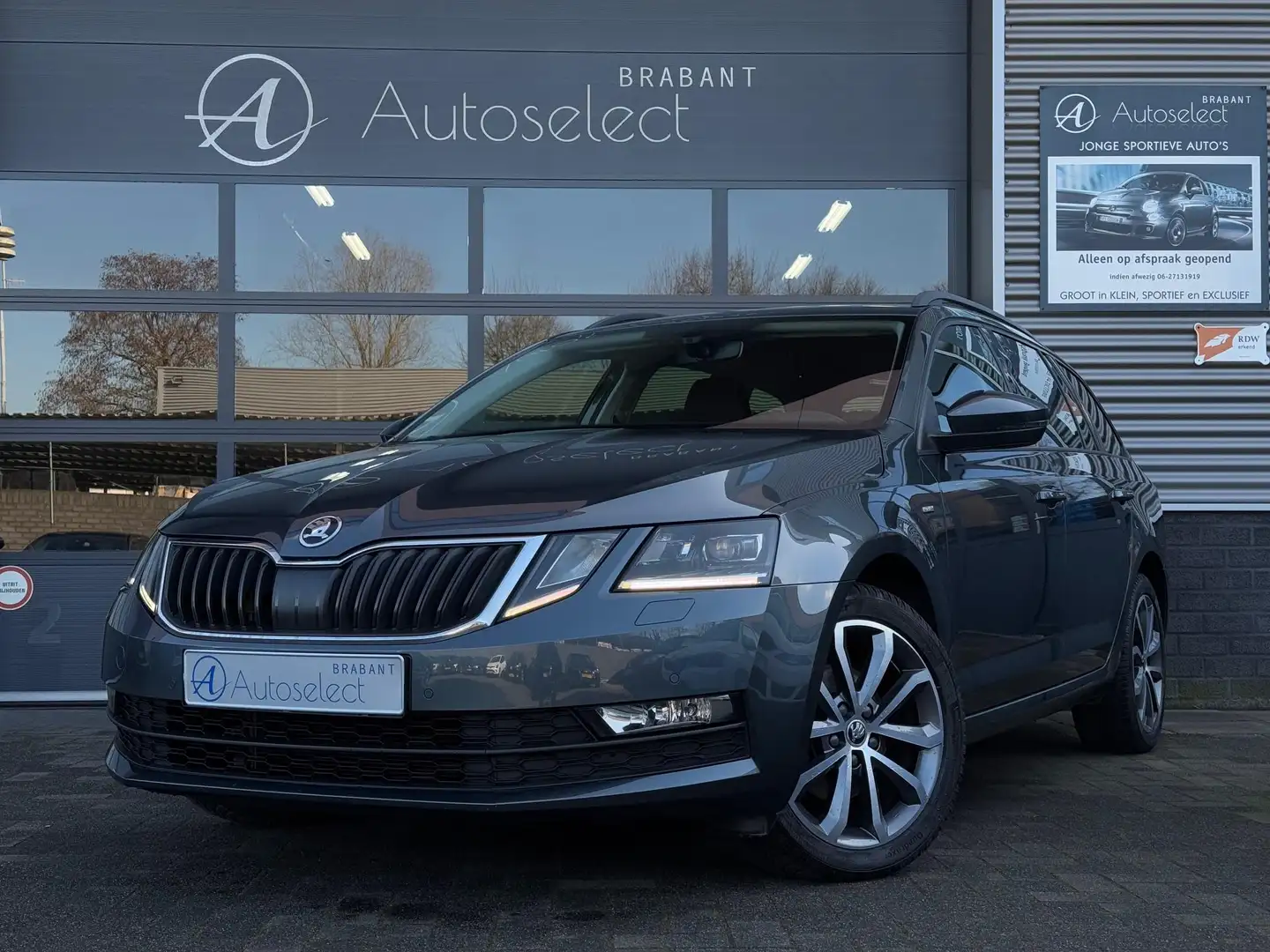 Skoda Octavia Combi 1.0 TSI Greentech Style DSG CarPlay LED Grijs - 1