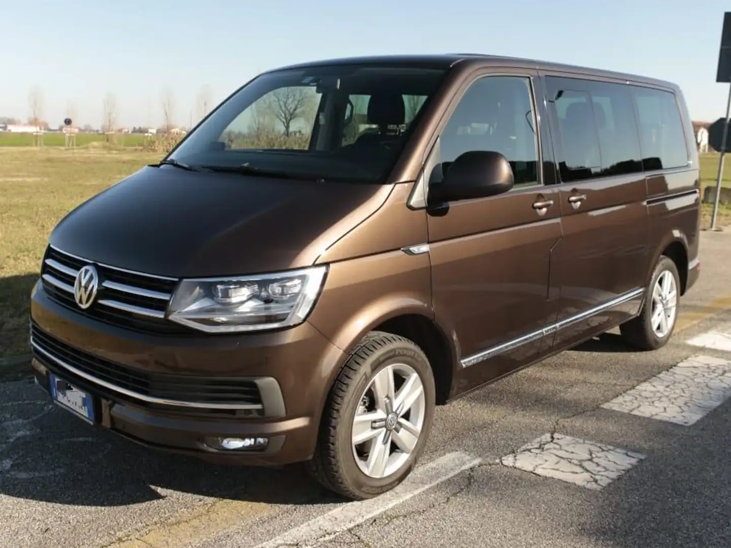 Volkswagen T6 Caravelle Cruise Marrón - 1
