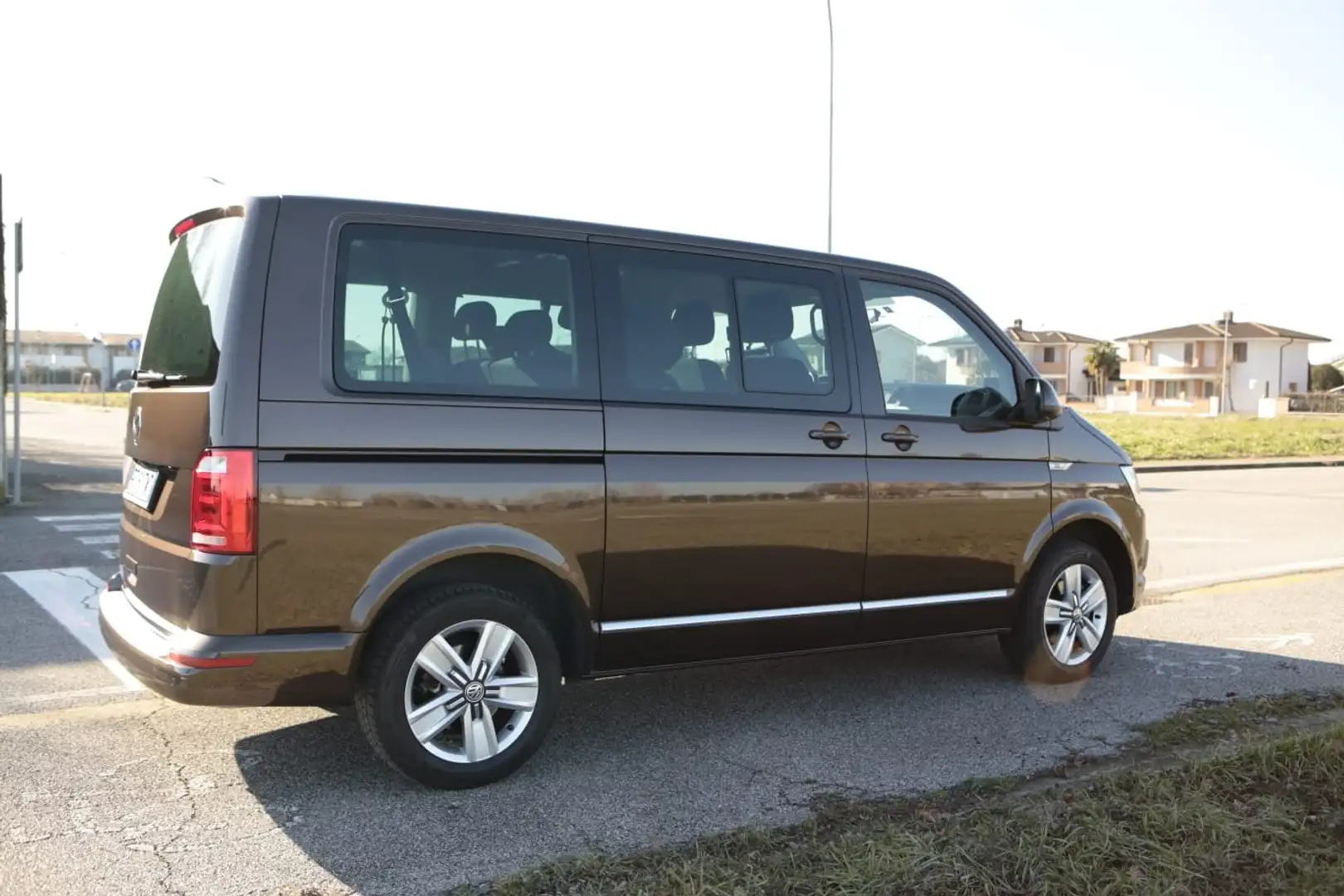 Volkswagen T6 Caravelle Cruise Marrón - 2