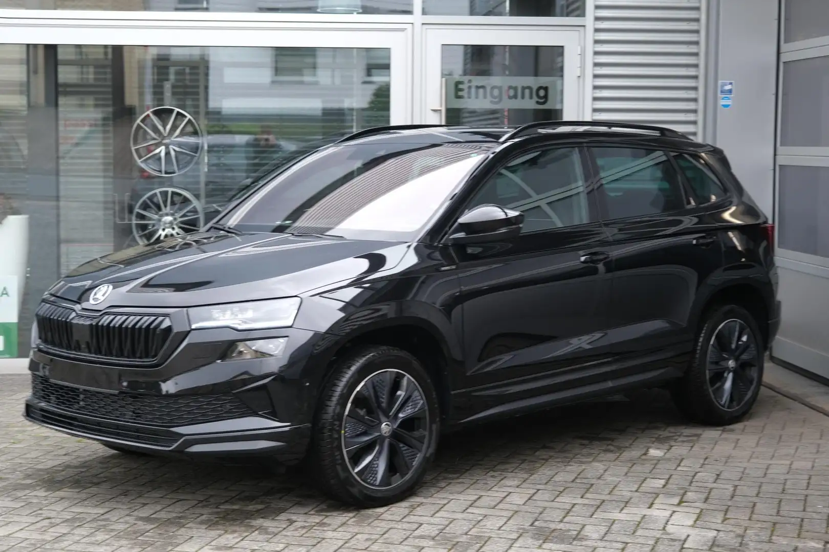 Skoda Karoq 1.5 TSI DSG Sportline AHK Matrix Assistenzpaket... Schwarz - 1