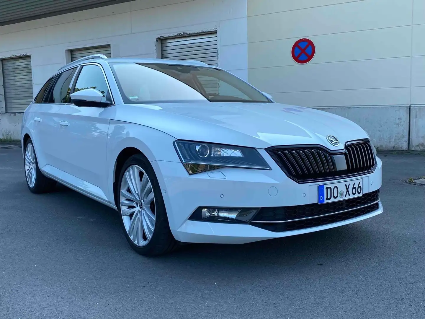 Skoda Superb Combi 2.0 TSI DSG 4x4 206kW *NAVI*LEDER*ACC*AHK* Wit - 2