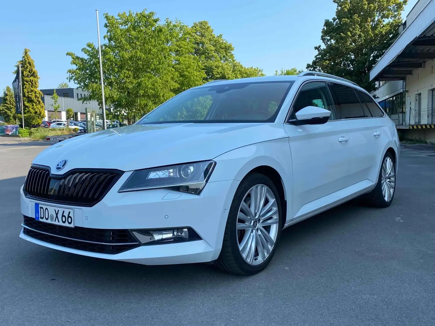 Skoda Superb Combi 2.0 TSI DSG 4x4 206kW *NAVI*LEDER*ACC*AHK* Wit - 1