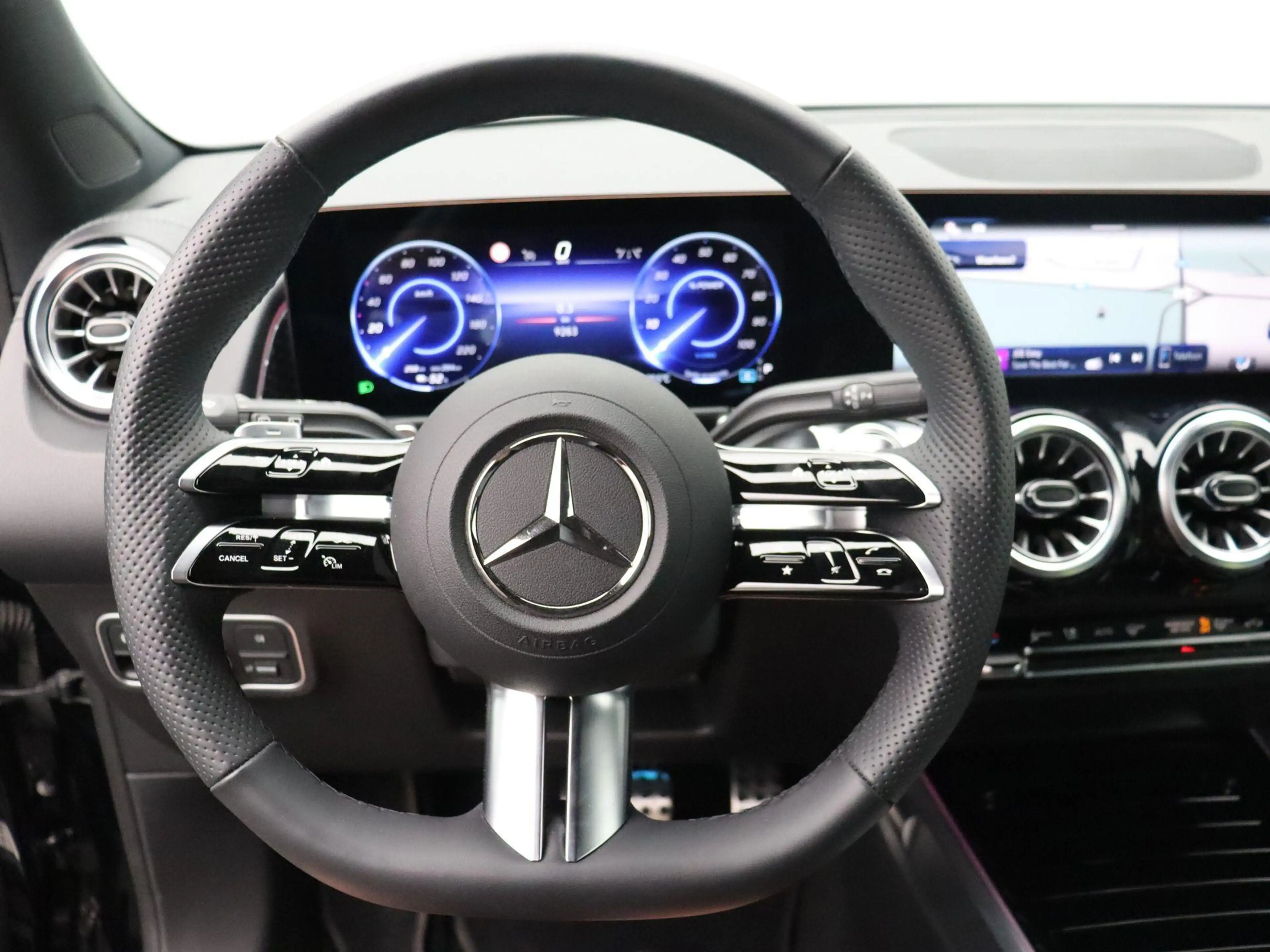 Mercedes-Benz EQB 250 250+ AMG Line + LEDER + CARPLAY + — photo 15