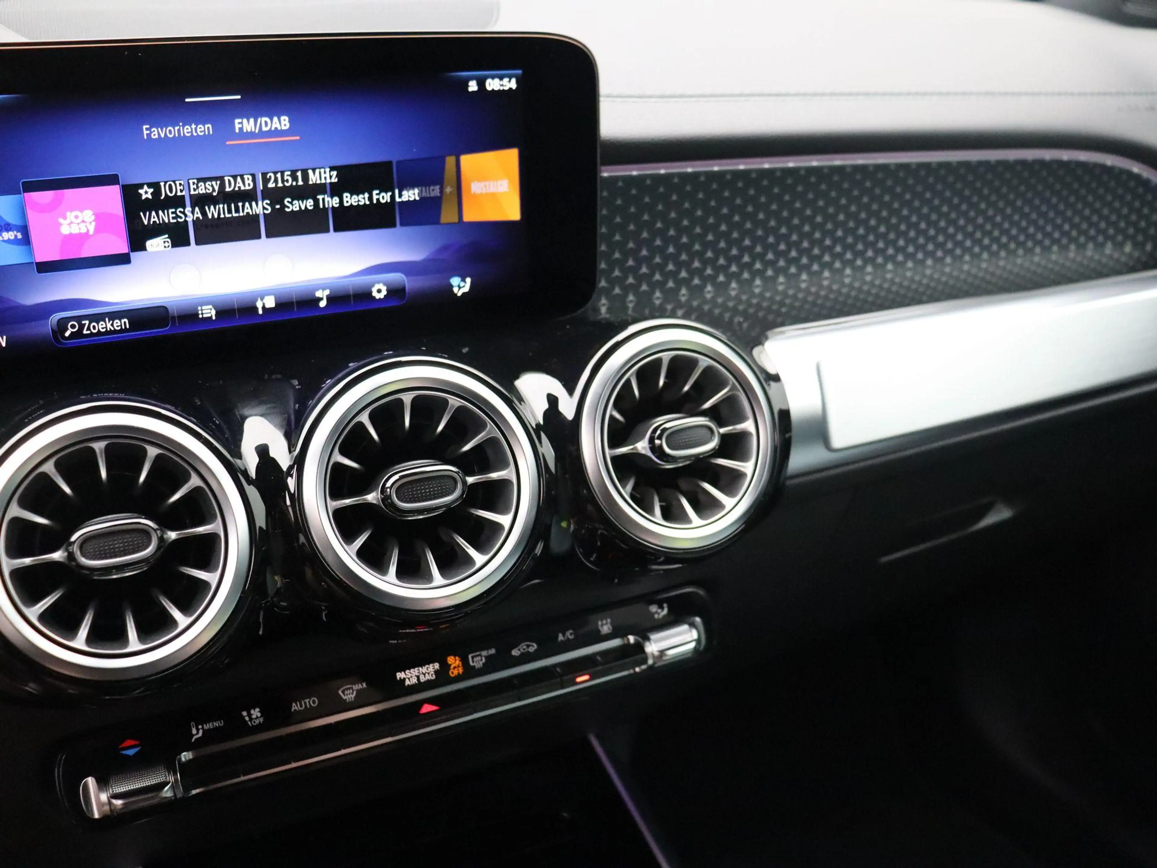 Mercedes-Benz EQB 250 250+ AMG Line + LEDER + CARPLAY + — photo 11