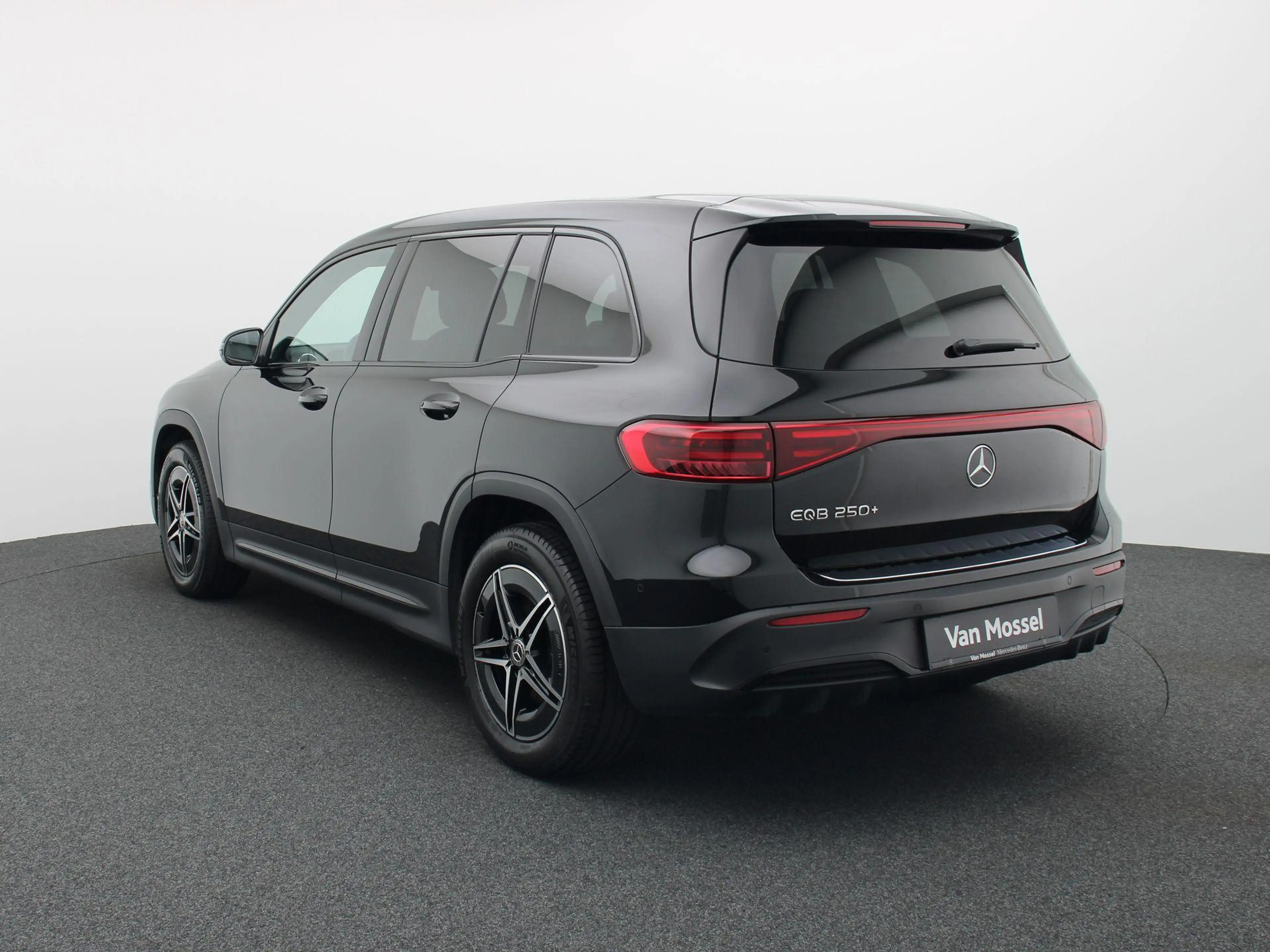 Mercedes-Benz EQB 250 250+ AMG Line + LEDER + CARPLAY + — photo 2