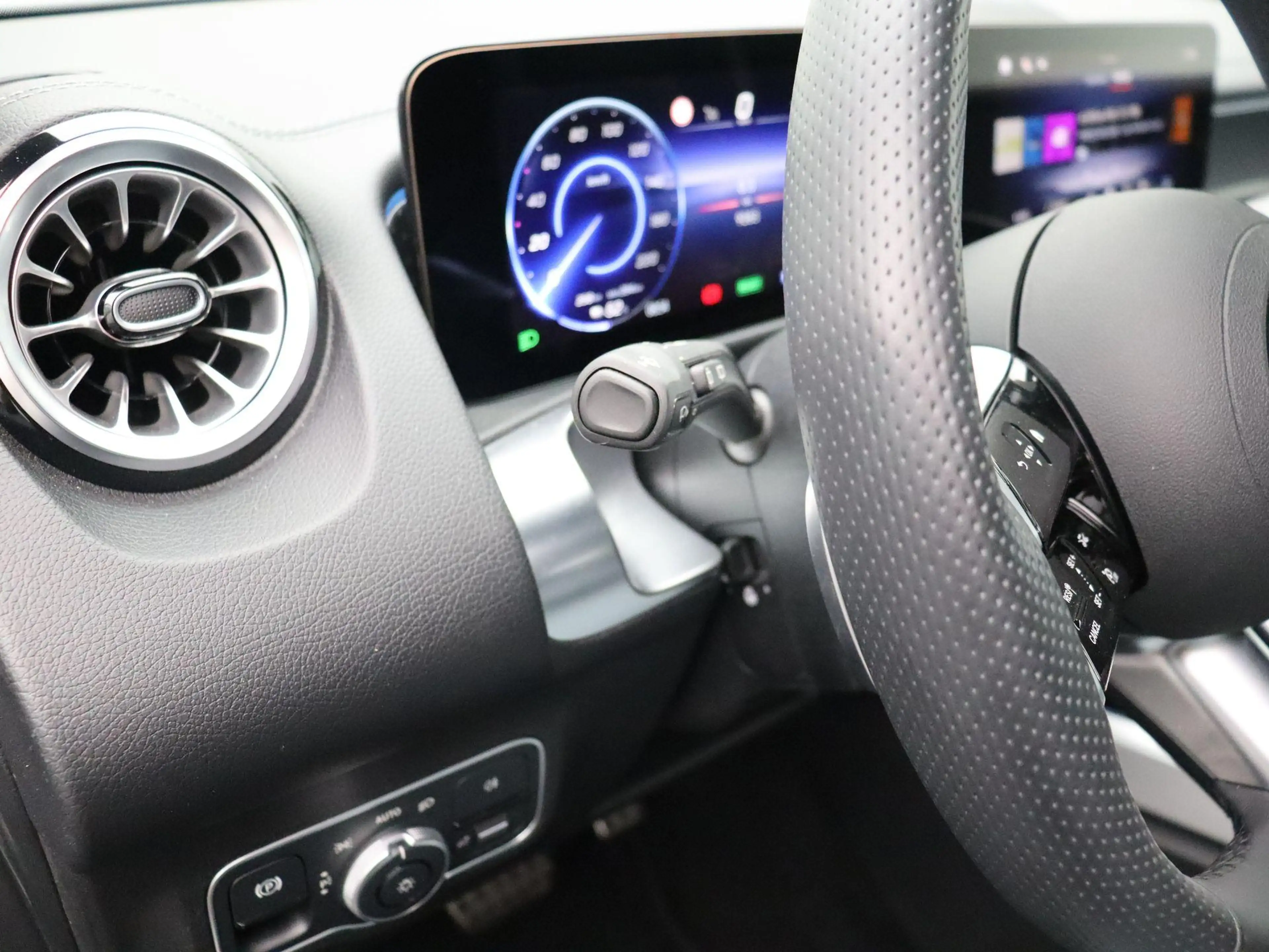 Mercedes-Benz EQB 250 250+ AMG Line + LEDER + CARPLAY + — photo 9