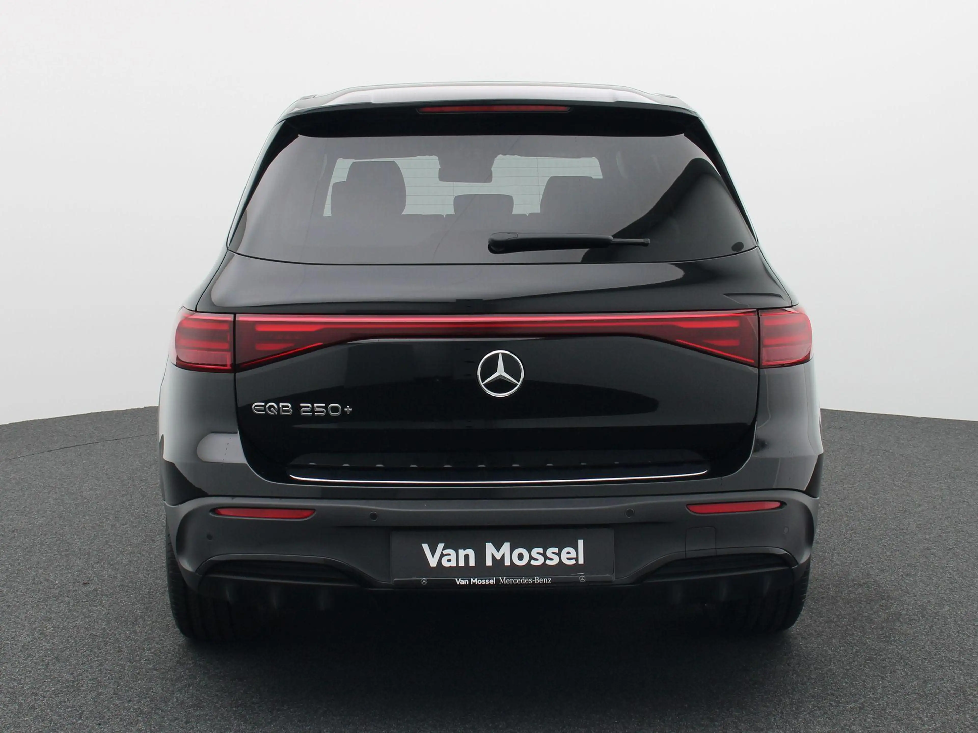 Mercedes-Benz EQB 250 250+ AMG Line + LEDER + CARPLAY + — photo 5