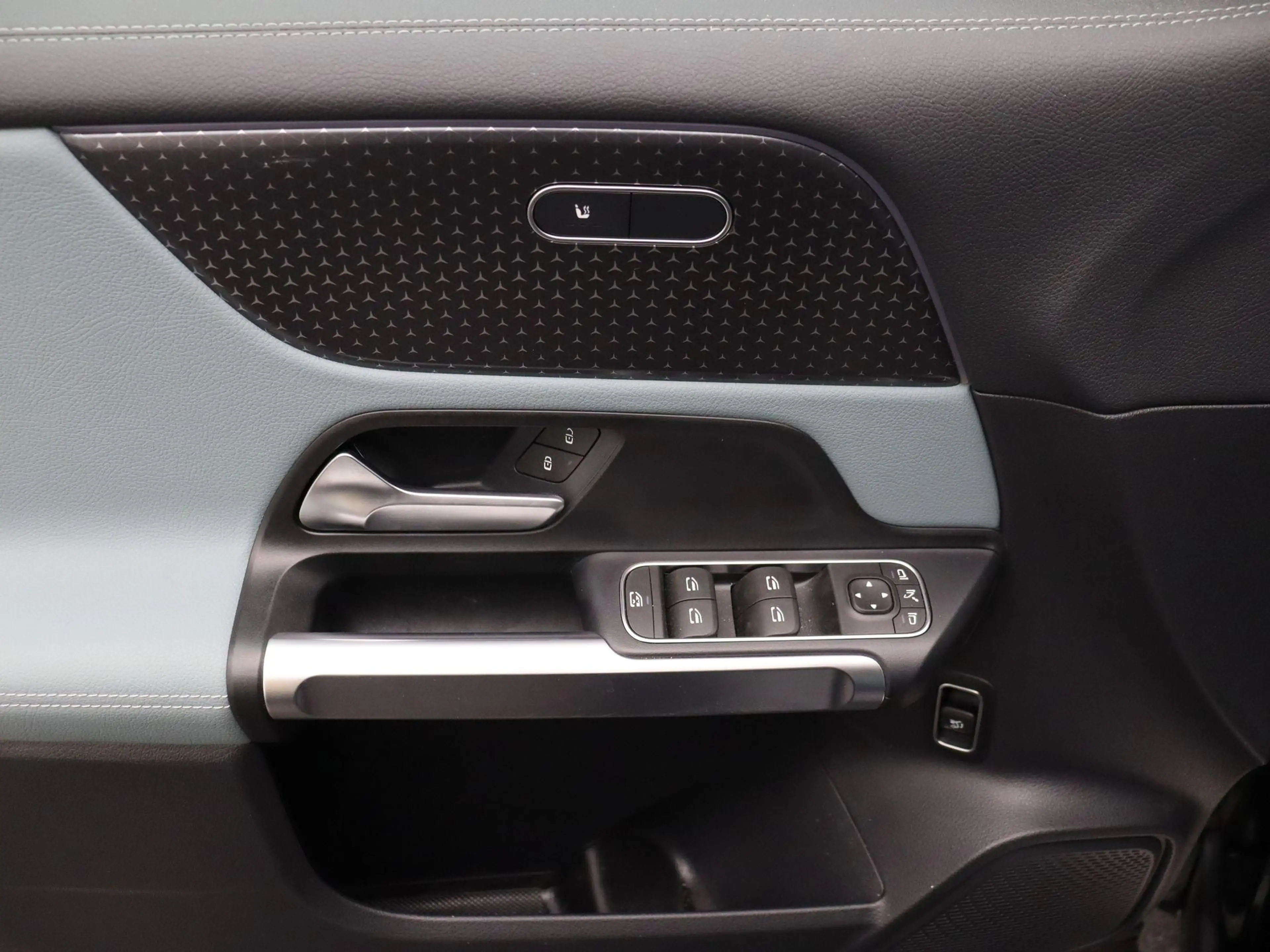Mercedes-Benz EQB 250 250+ AMG Line + LEDER + CARPLAY + — photo 8
