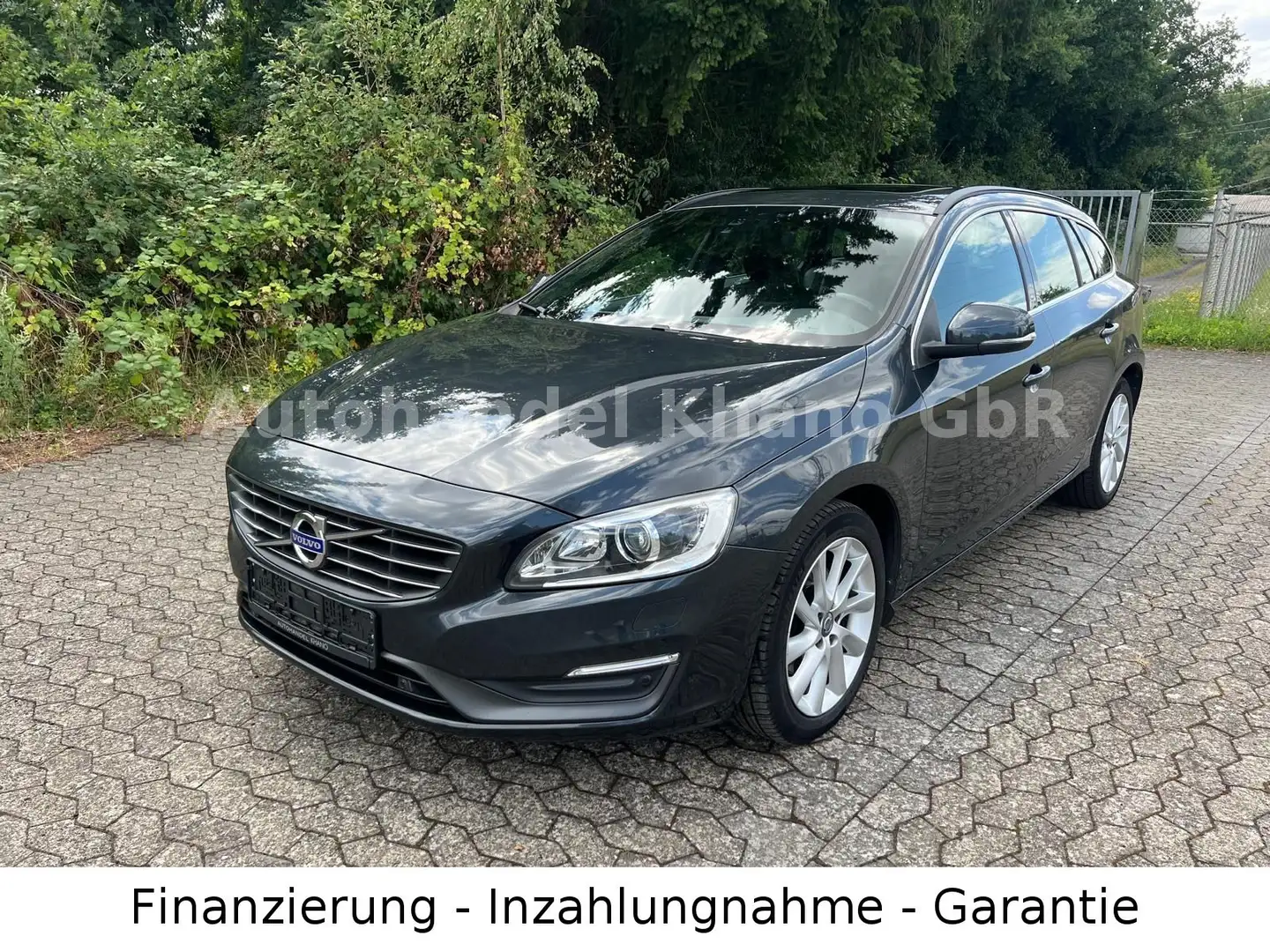Volvo V60 Kombi Momentum AUTOMATIK-NAVI-AHK Gris - 2