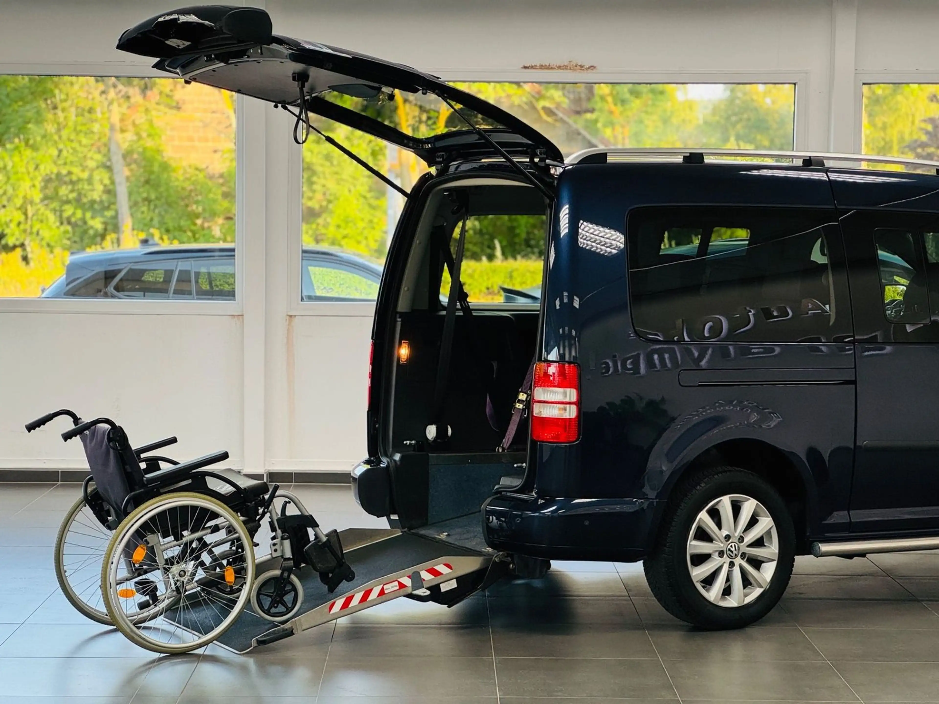 Volkswagen Caddy Maxi DSG Highline Rollstuhlgerecht-Rampe — photo 6