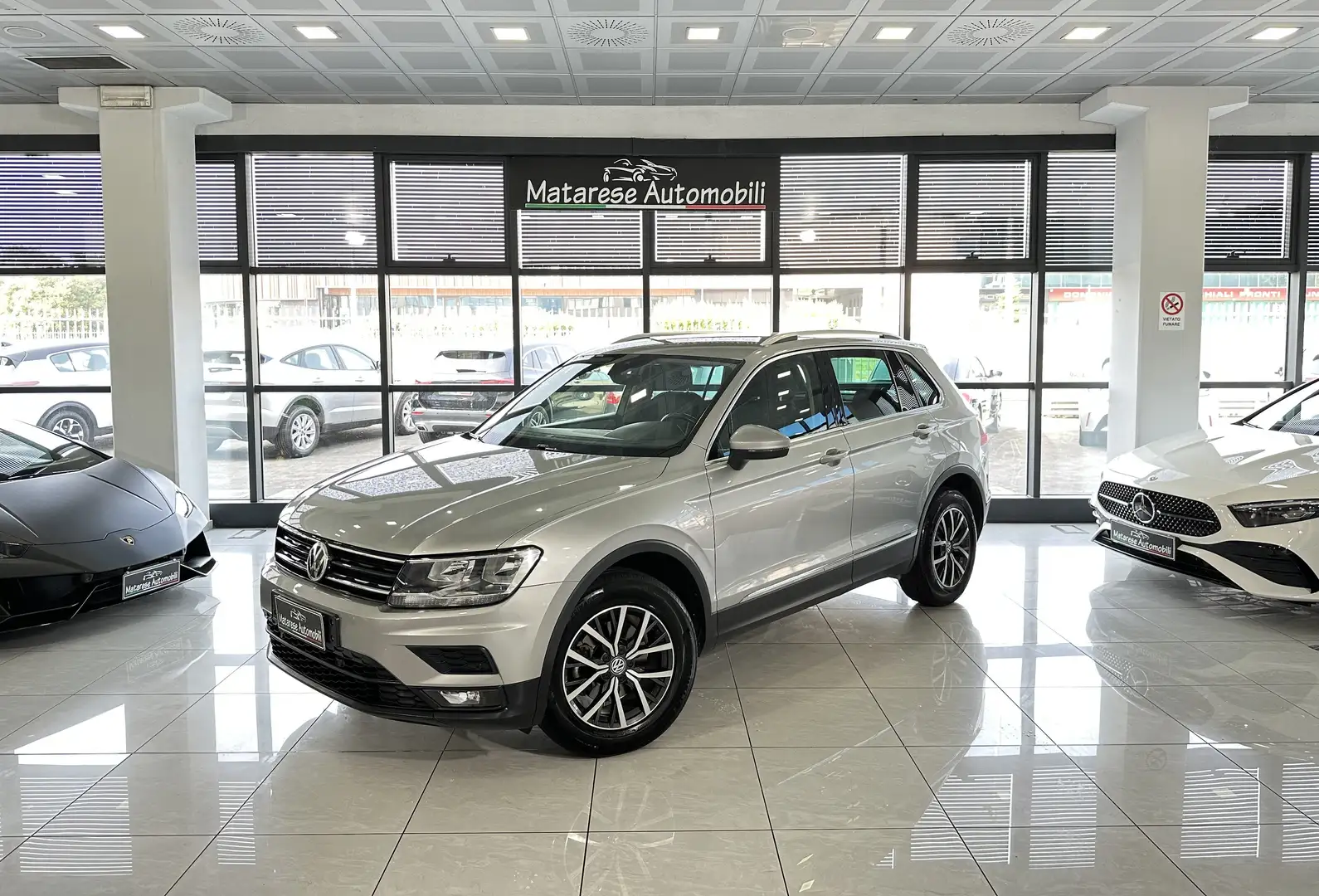 Volkswagen Tiguan 2.0 150cv 4Motion DSG CarPlay RADAR Finanziabile Grijs - 1