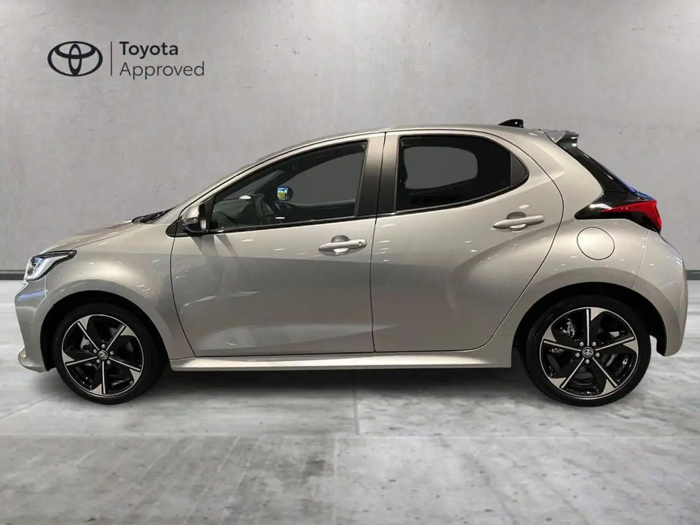 Toyota Yaris 1.5 130 Hybrid 5 porte Lounge Silber - 2