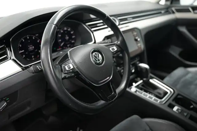 Volkswagen Passat view 13